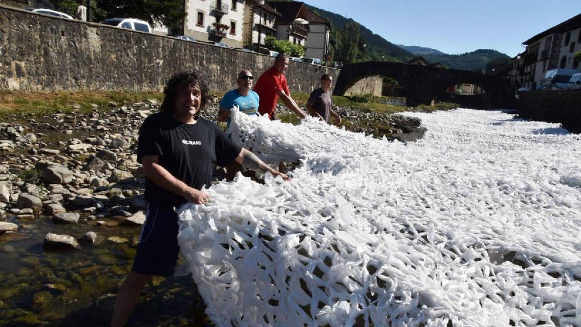 Un río bajo un manto de 120 m de plástico