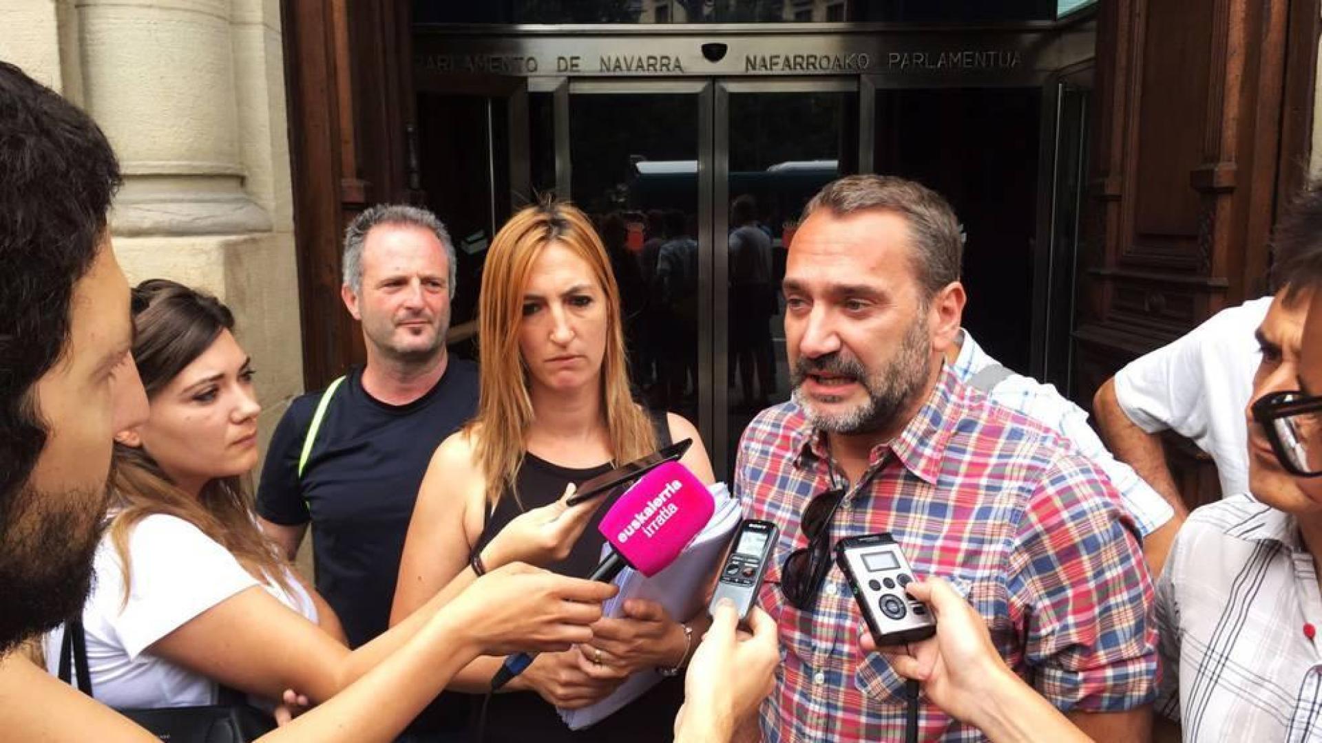 Los sindicatos entregan 3.600 firmas en el Parlamento contra la ley de Policías