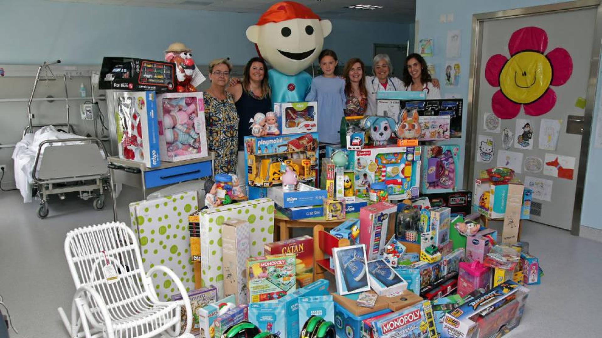 Una baztanesa dona sus regalos de la Comunión para niños enfermos de cáncer