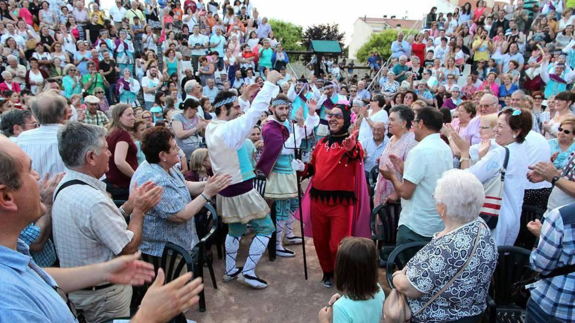 Imágenes del Paloteado del barrio de Lourdes, gigantes, hinchables y concierto.