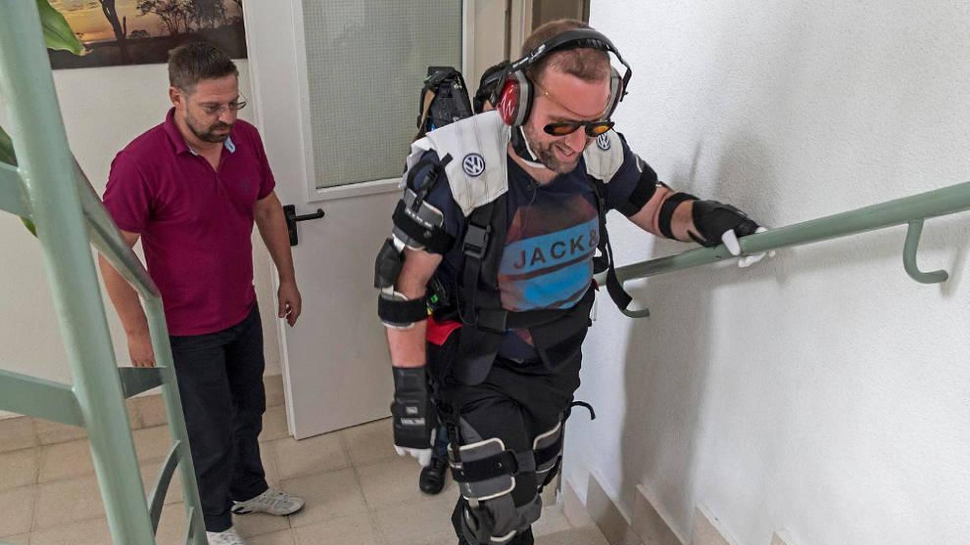 La plantilla de San Jerónimo envejece  por unos días con un traje simulador