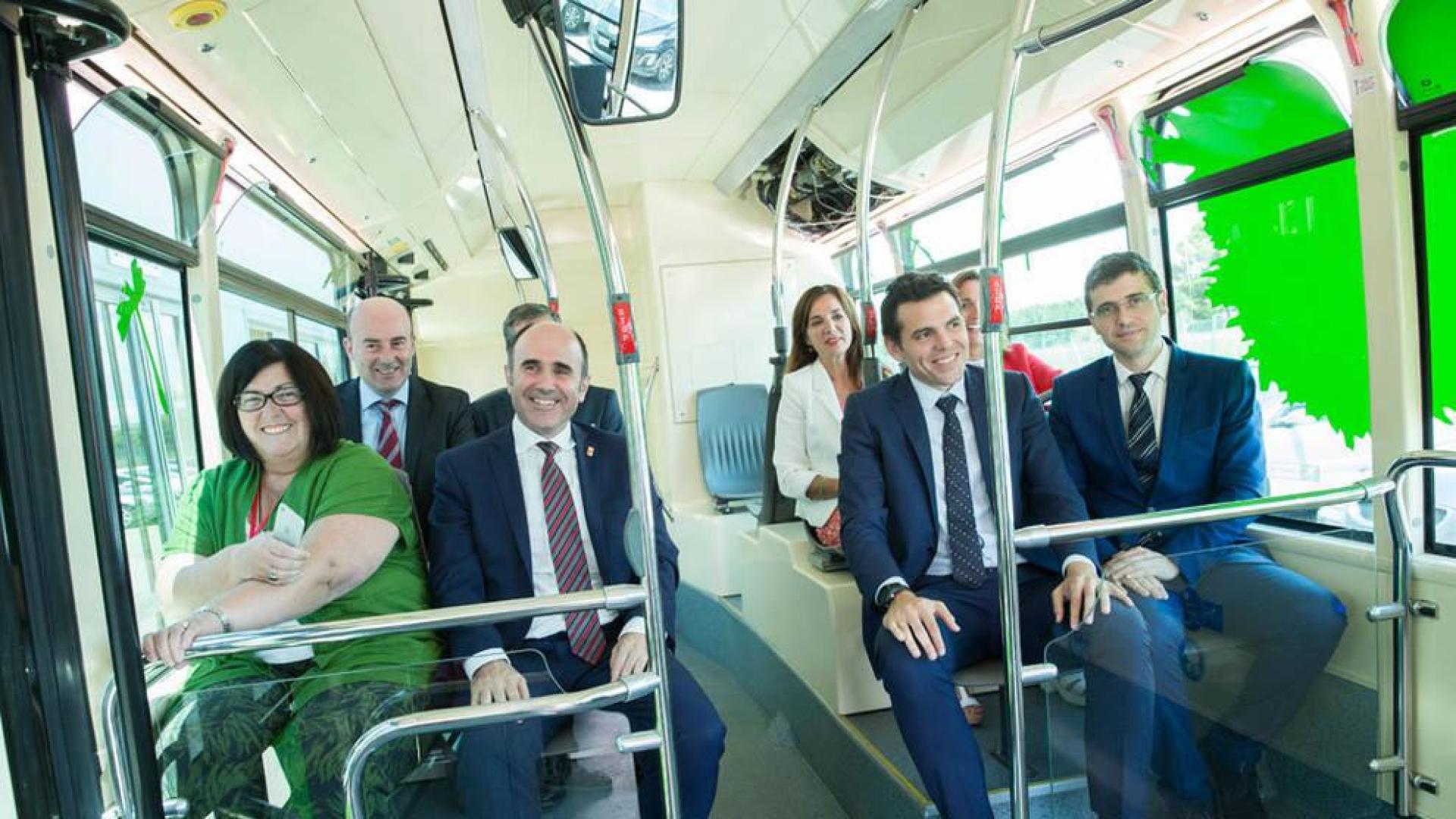 Ayerdi visita las instalaciones del fabricante de autobuses urbanos eléctricos Vectia