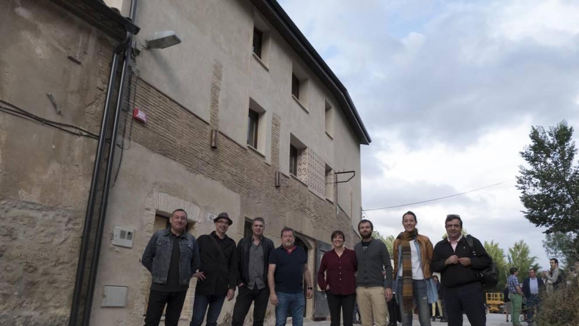 Desde la izquierda, Mikel Ramos Aguirre (arqueólogo de Navark), Ander de la Fuente  y Juanjo Arrizabalaga (ambos de la Escuela de Arquitectura de la Universida del País Vasco), los promotores José Antonio Sanz Mosquera y Amaia García Elcano, el alcalde Koldo Leoz, la edil Marta Astiz y Agustín Azkárate, de la misma cátedra universitaria que ha dirigido el proyecto, el viernes junto al nuevo albergue.