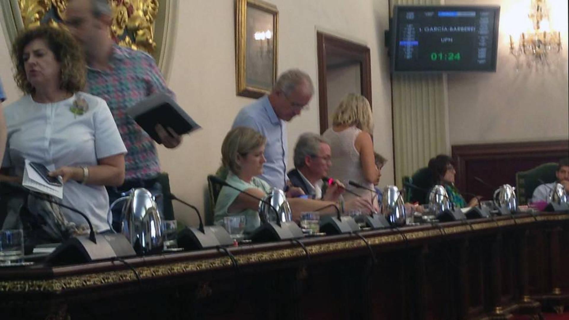 Momento en el que el grupo de UPN en el Ayuntamiento de Pamplona abandona el pleno.
