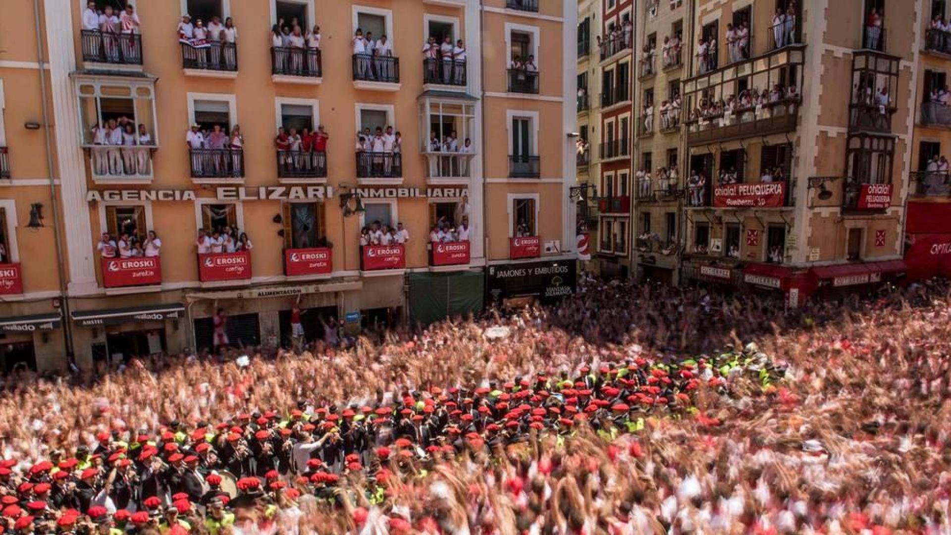 La Plaza Consistorial, abarrotada un año más en el Chupinazo