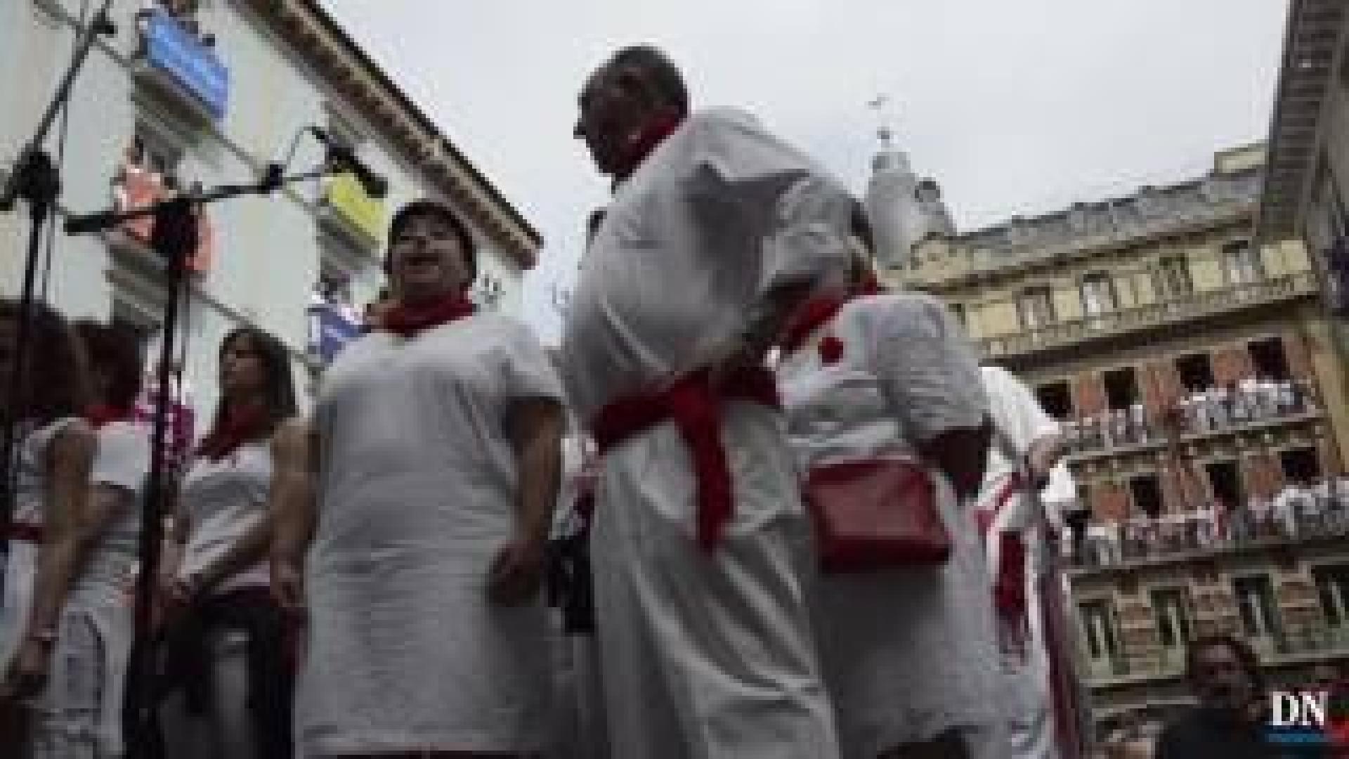 Jota al Glorioso San Fermín durante la Procesión