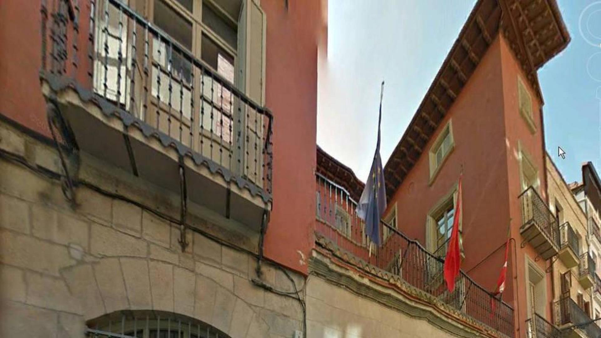Muy grave al caer desde un 3º y quedar enganchado en una verja punzante