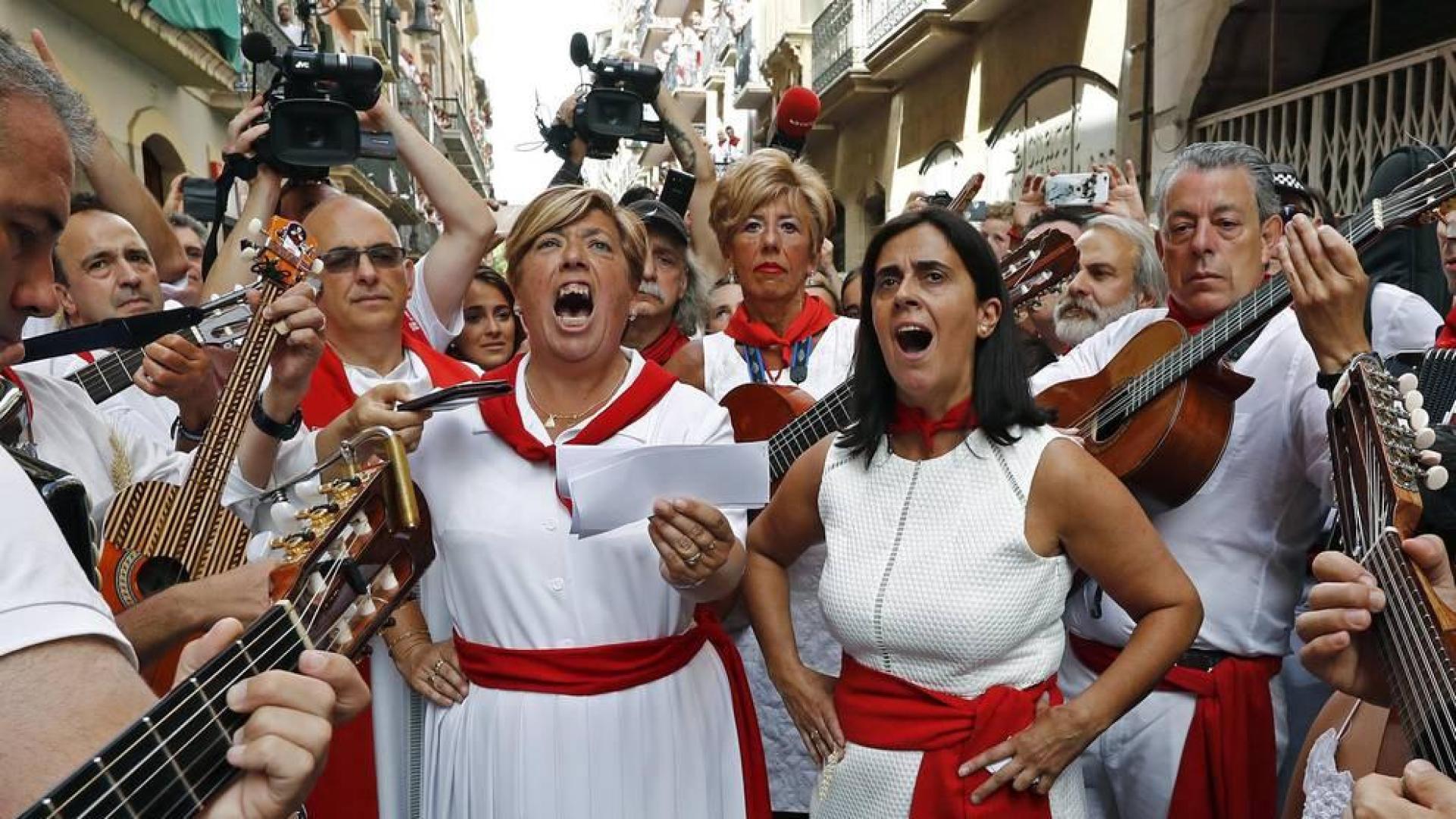 Fotos de la procesión en honor a San Fermín durante su recorrido por las calles del centro de Pamplona.