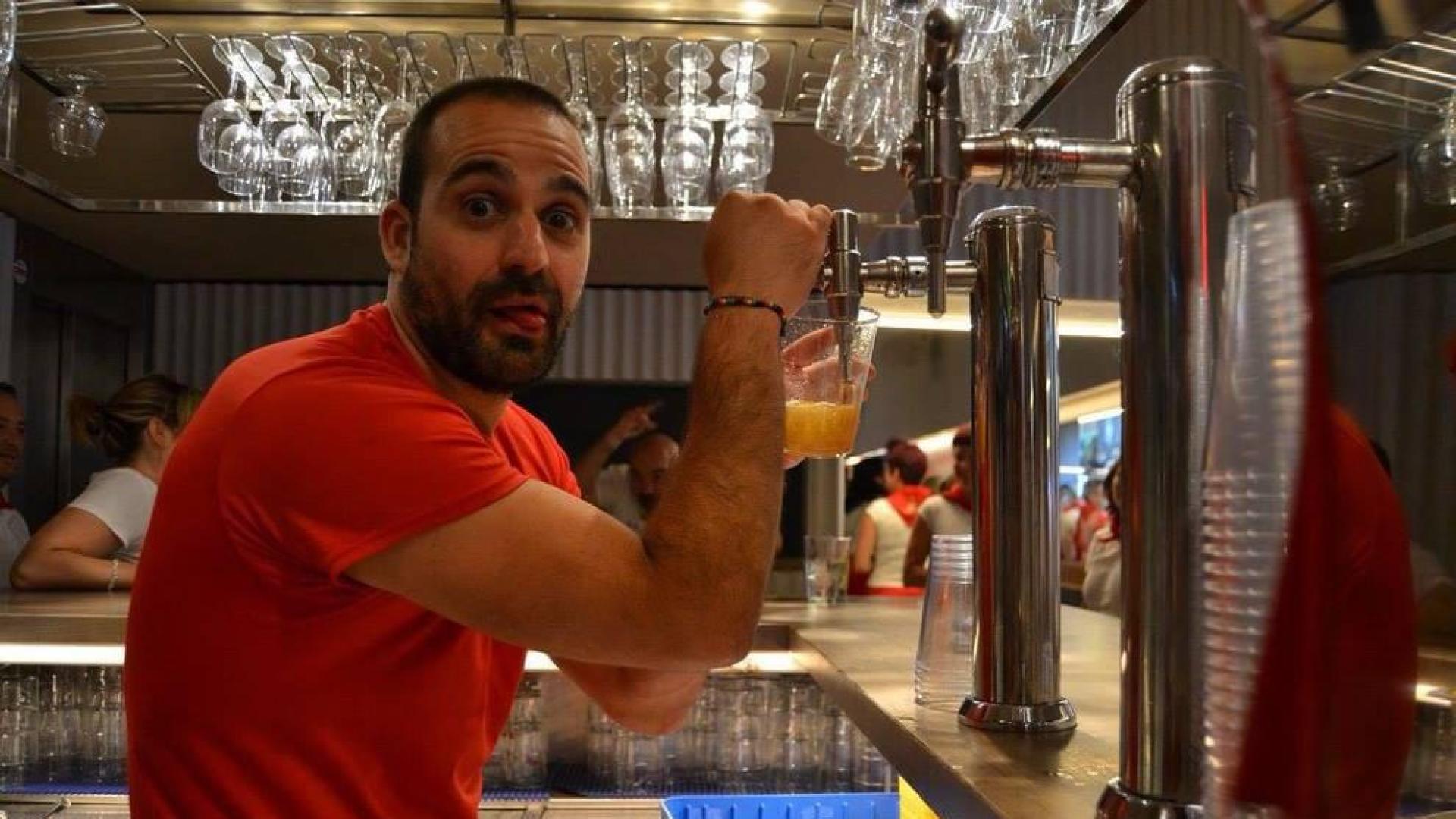 ¿Cuántos pasos da un camarero tras la barra de un bar en San Fermín?
