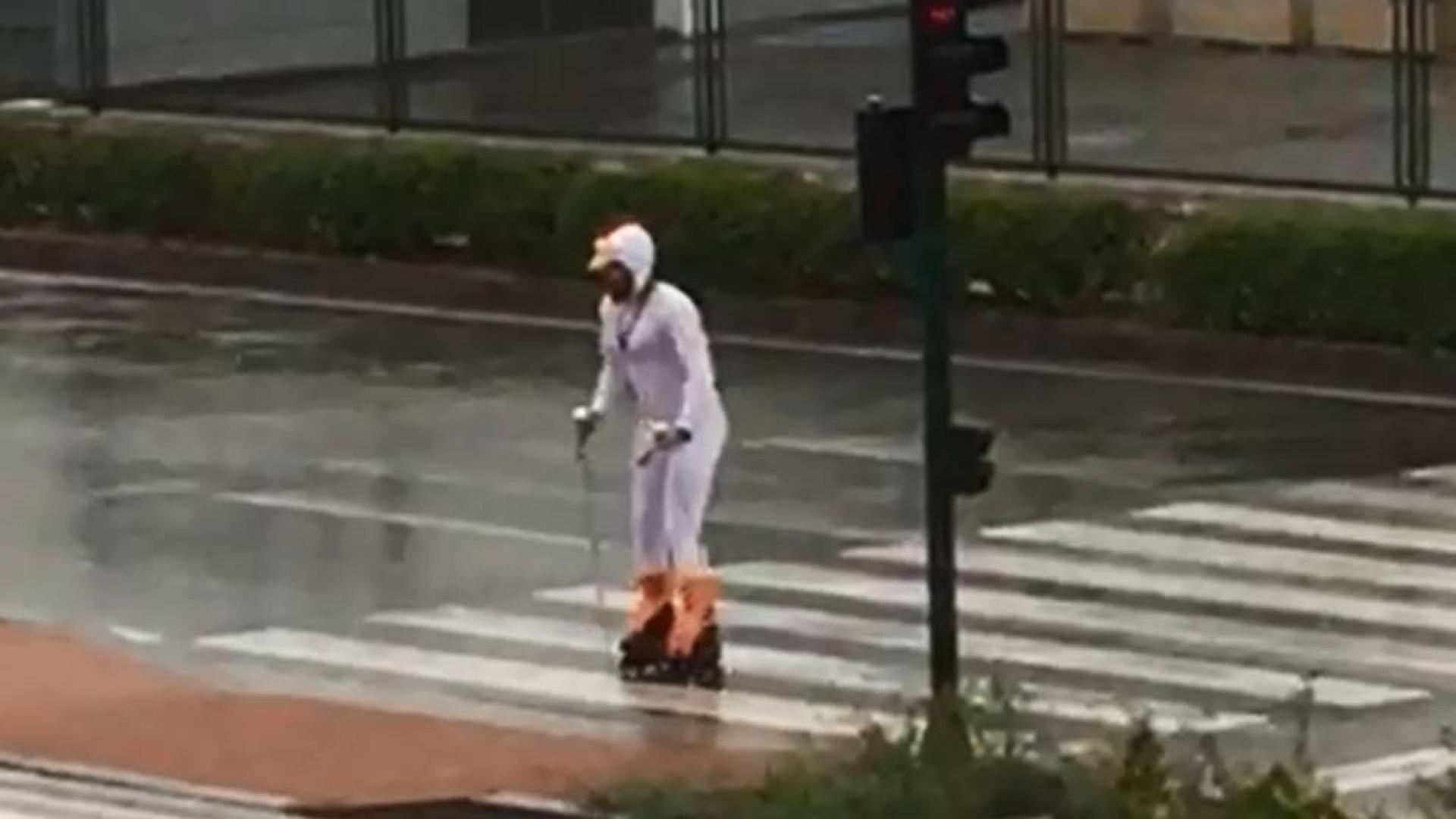 Un pollo con bastones y patines bajo la lluvia