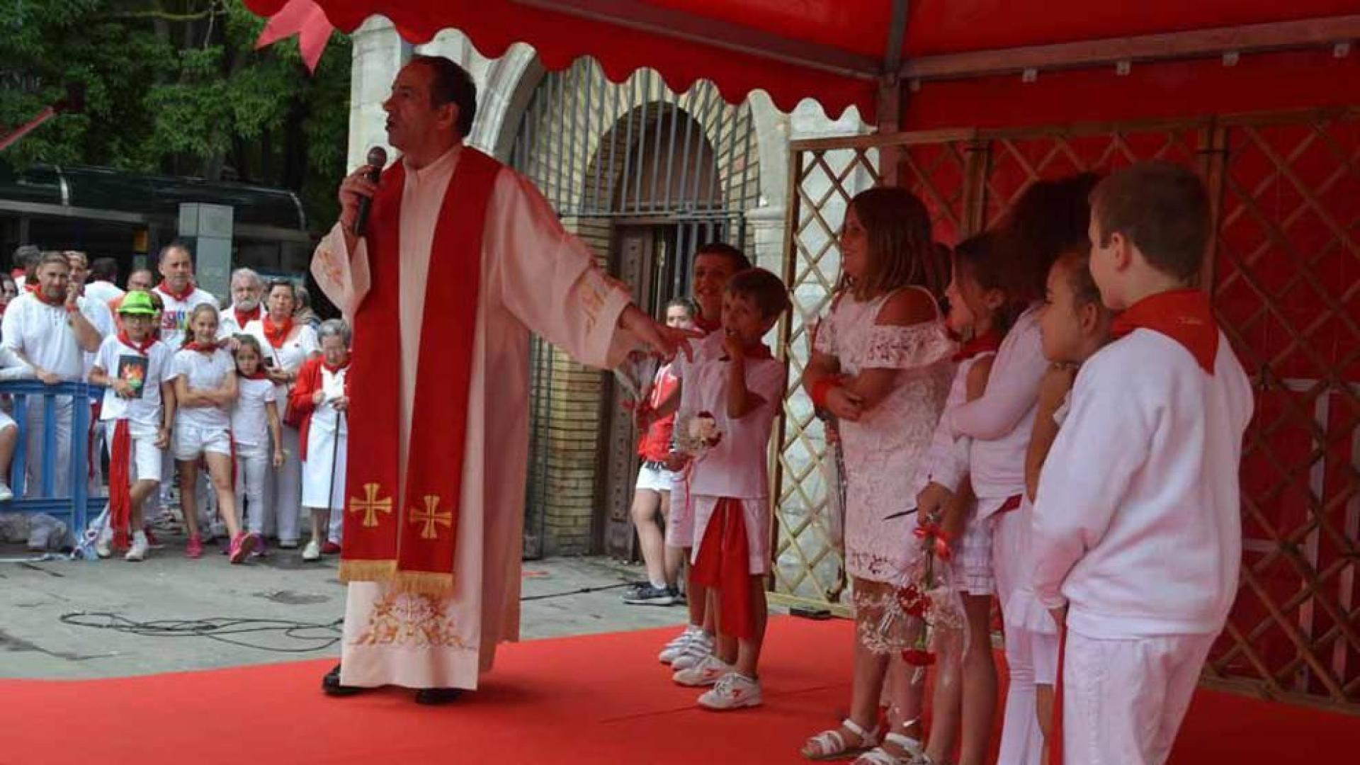 Imágenes de la ofrenda de los niños a San Fermín