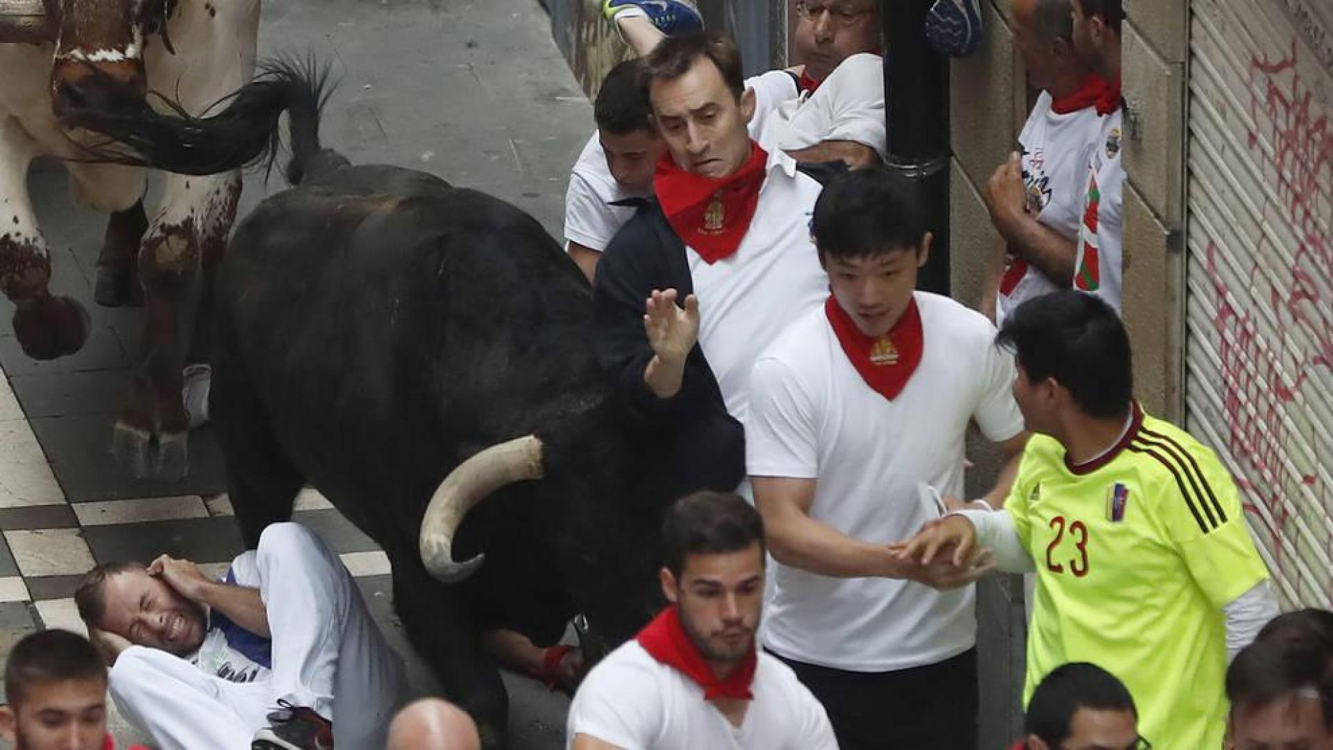 El 'atropellado' es Estafeta: "El toro me ha llevado a la pared y ha sido todo muy fugaz"
