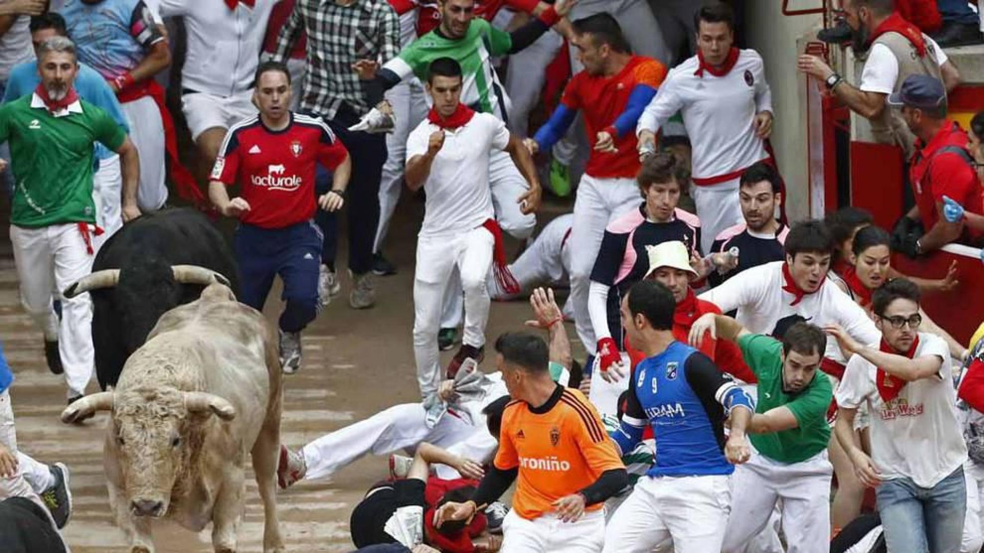 Fotos del pequeño montón en el quinto encierro de San Fermín