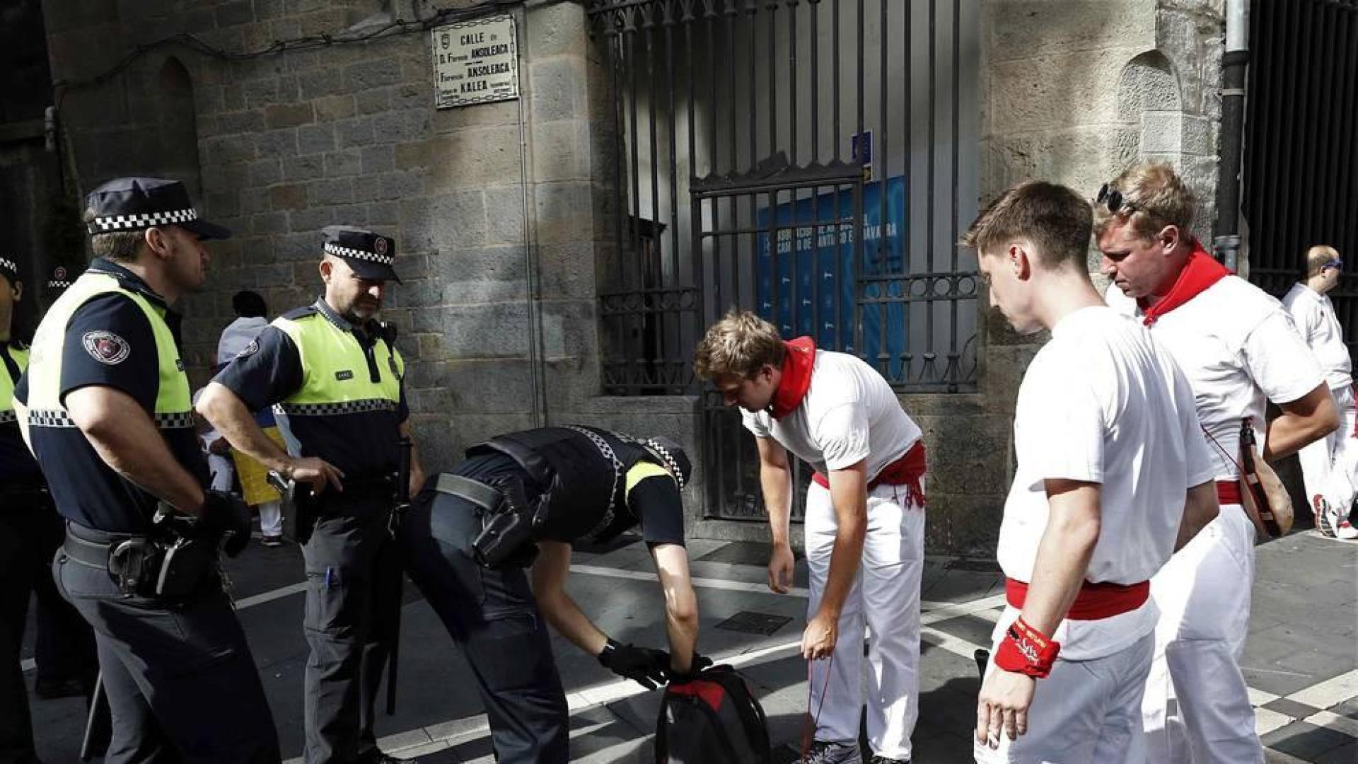 Minucioso control de bolsos y mochilas