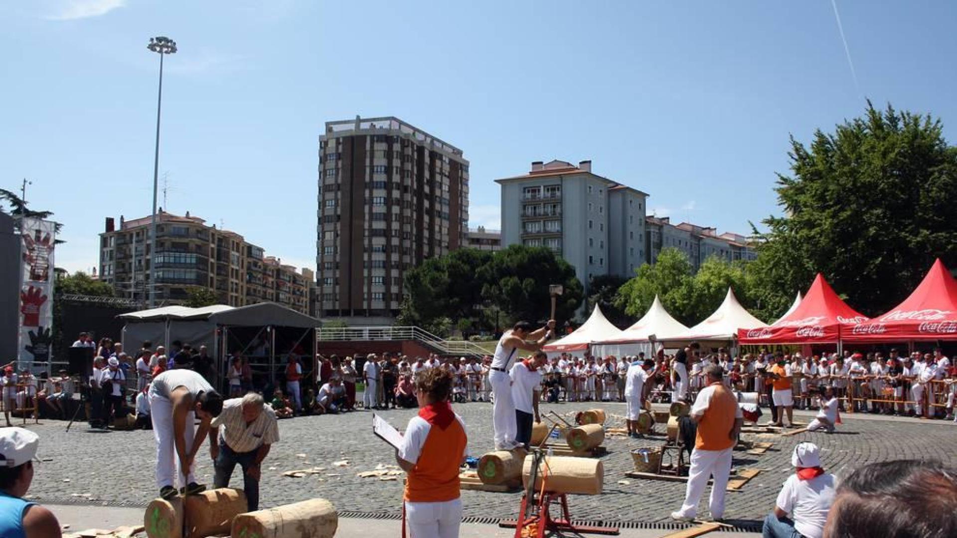 Los amantes del deporte rural tienen una cita ineludible, cada San Fermín, con la plaza de los Fueros. Allí, se ponen en marcha diferentes campeonatos y exhibiciones de herri kirolak. Las cámaras de ¡Click! se acercaron el martes 11 de julio para ver cómo se desarrollaban el Campeonato navarro de aizkora de 3ª categoría, el Campeonato navarro de tronza en categoría cadete y la exhibición de pruebas combinadas, en la que participaron los deportistas más jóvenes, de las categorías alevines.