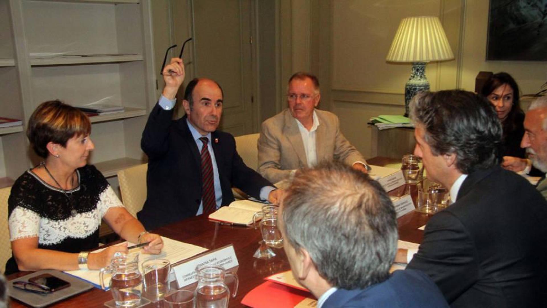 Ayerdi da nuevos pasos para impulsar el TAV, pese a la oposición de sus socios