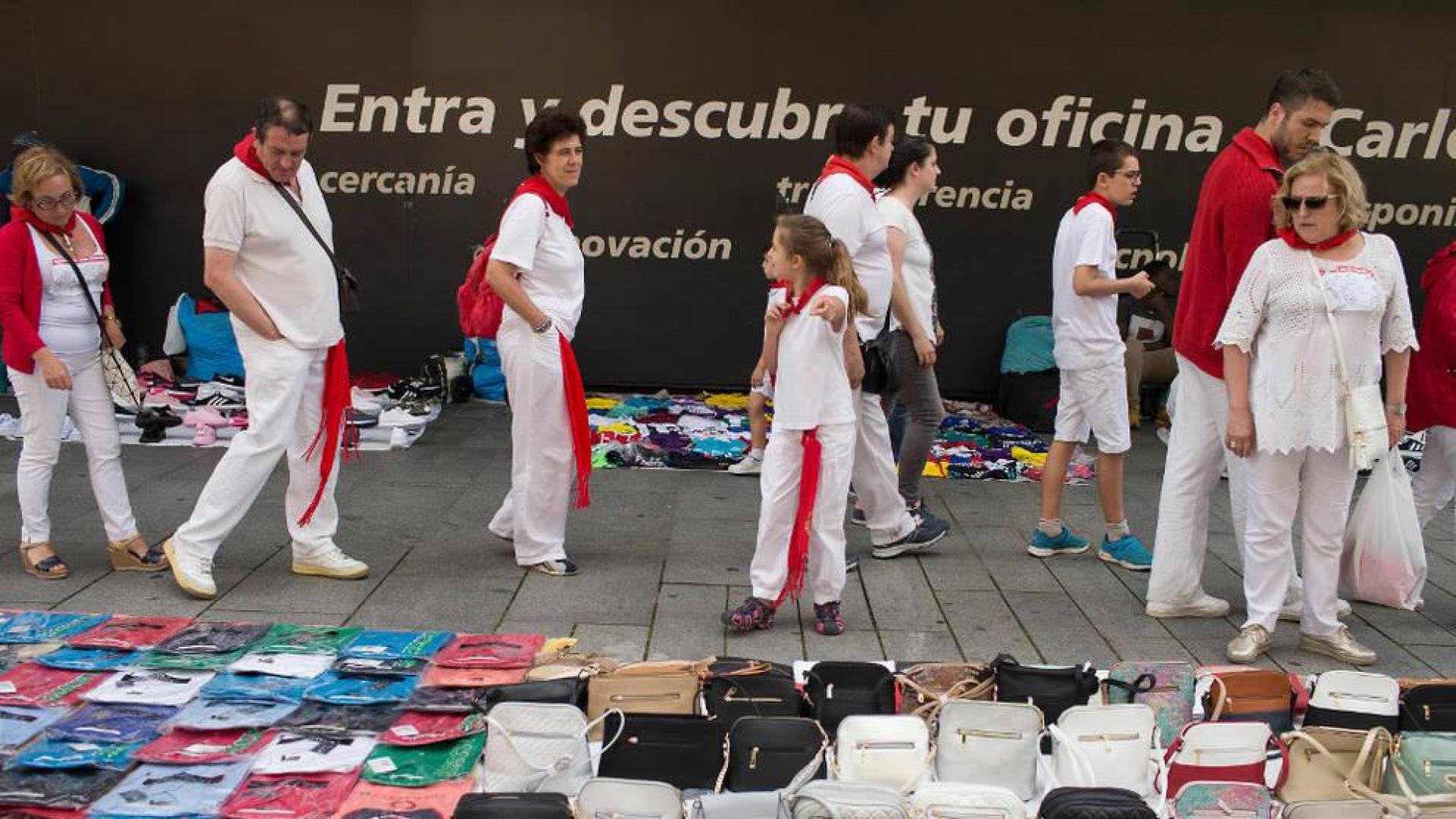Los comerciantes denuncian “pasividad” ante los manteros