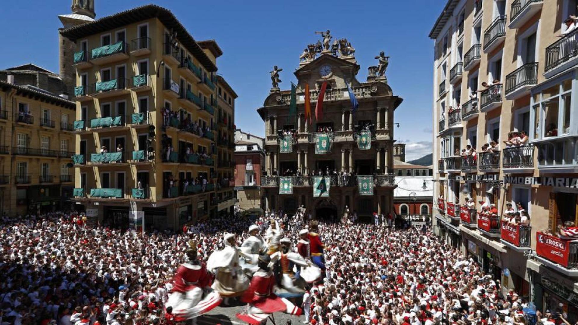 Entre los actos más multitudinarios, las salidas de la Comparsa de Gigantes y Cabezudos.