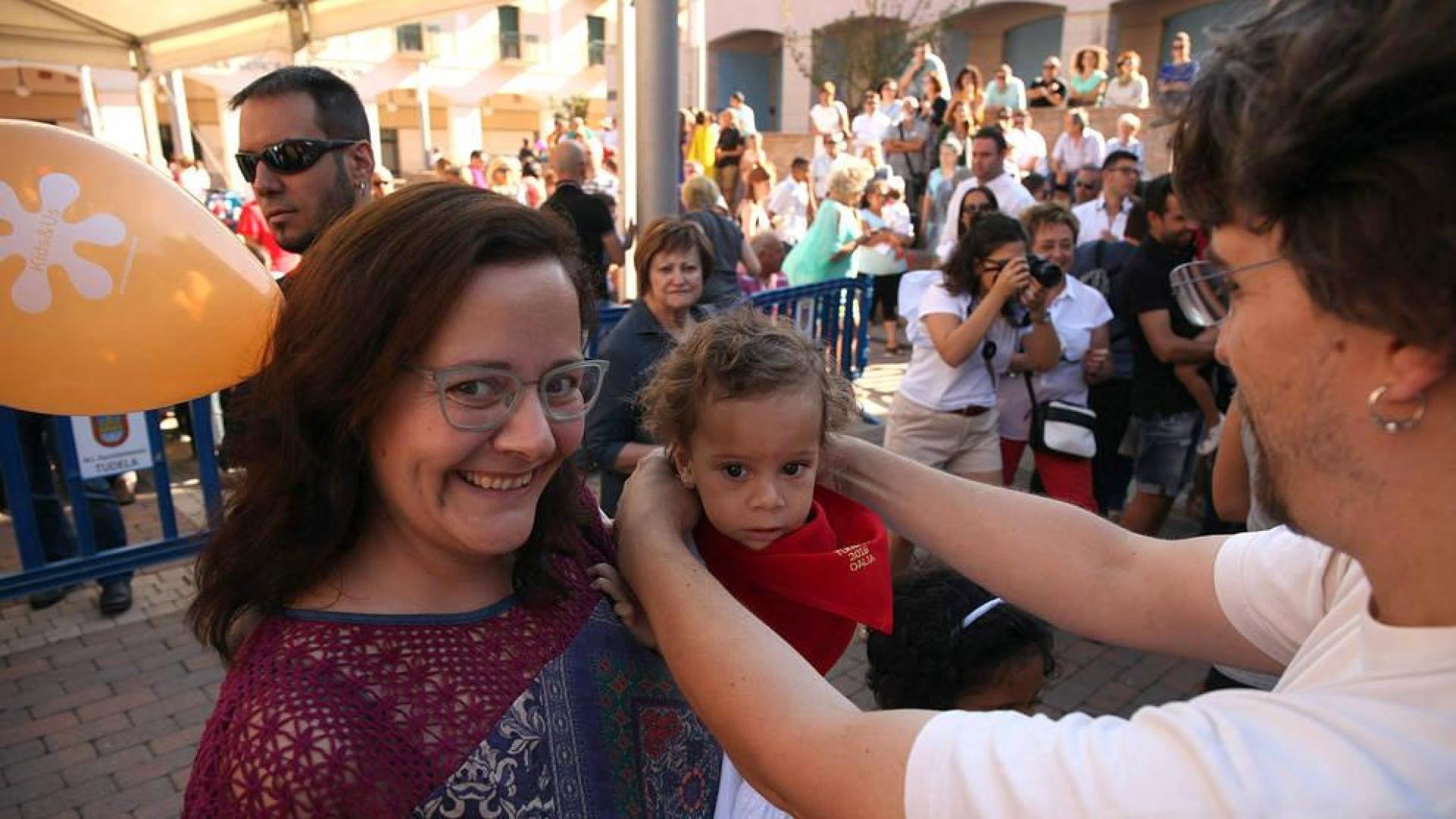 Entrega de pañuelos a bebés de 2016 en Tudela