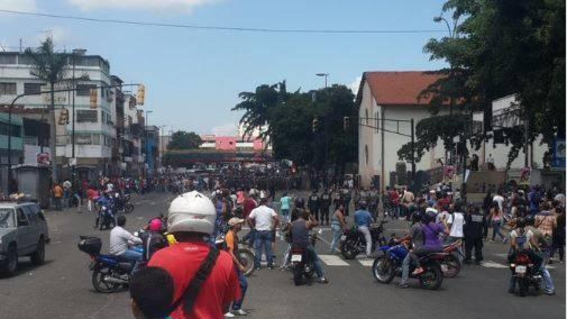 Dos muertos por disparos durante la consulta opositora en Caracas