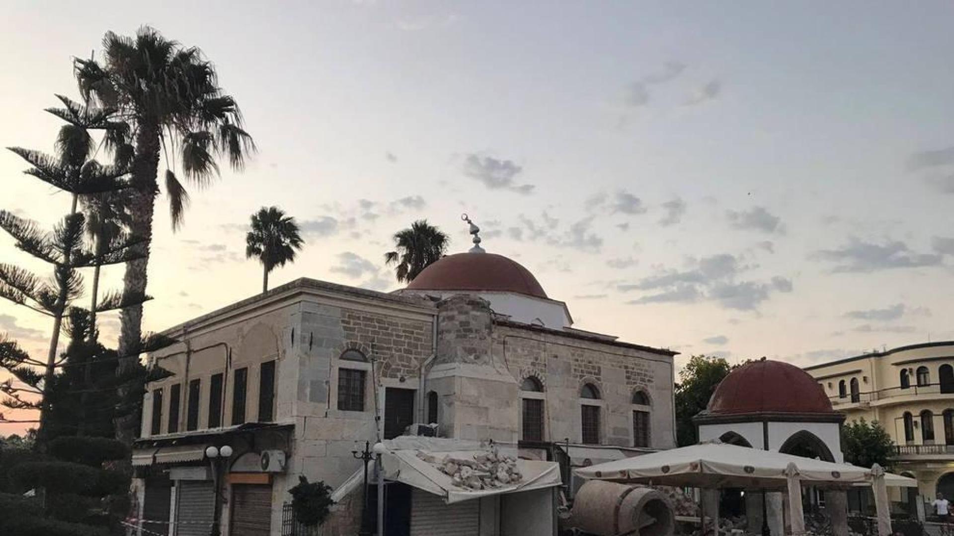 El terremoto ha provocado el derrumbe de parte de la mezquita en la Plaza de la Libertad.