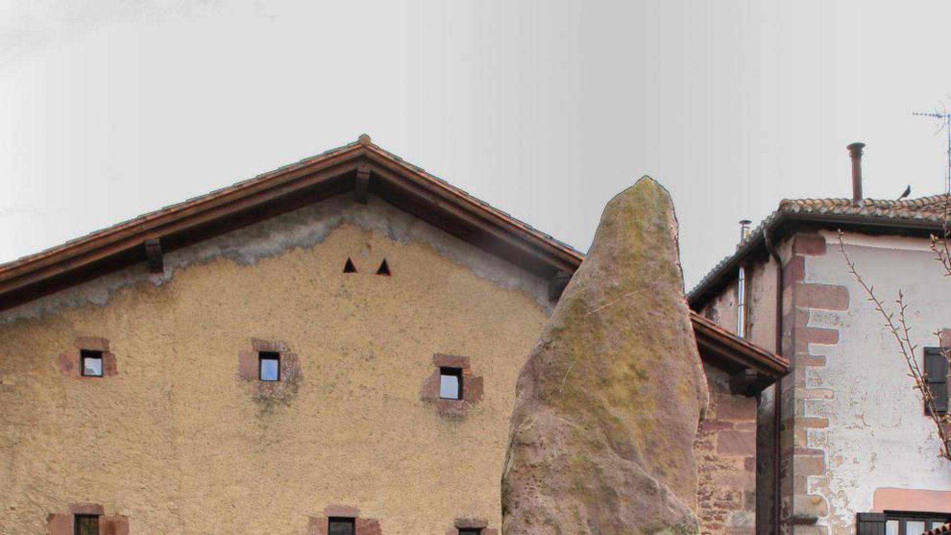 El menhir de Soalar en Elizondo sufre un deterioro que exige su traslado
