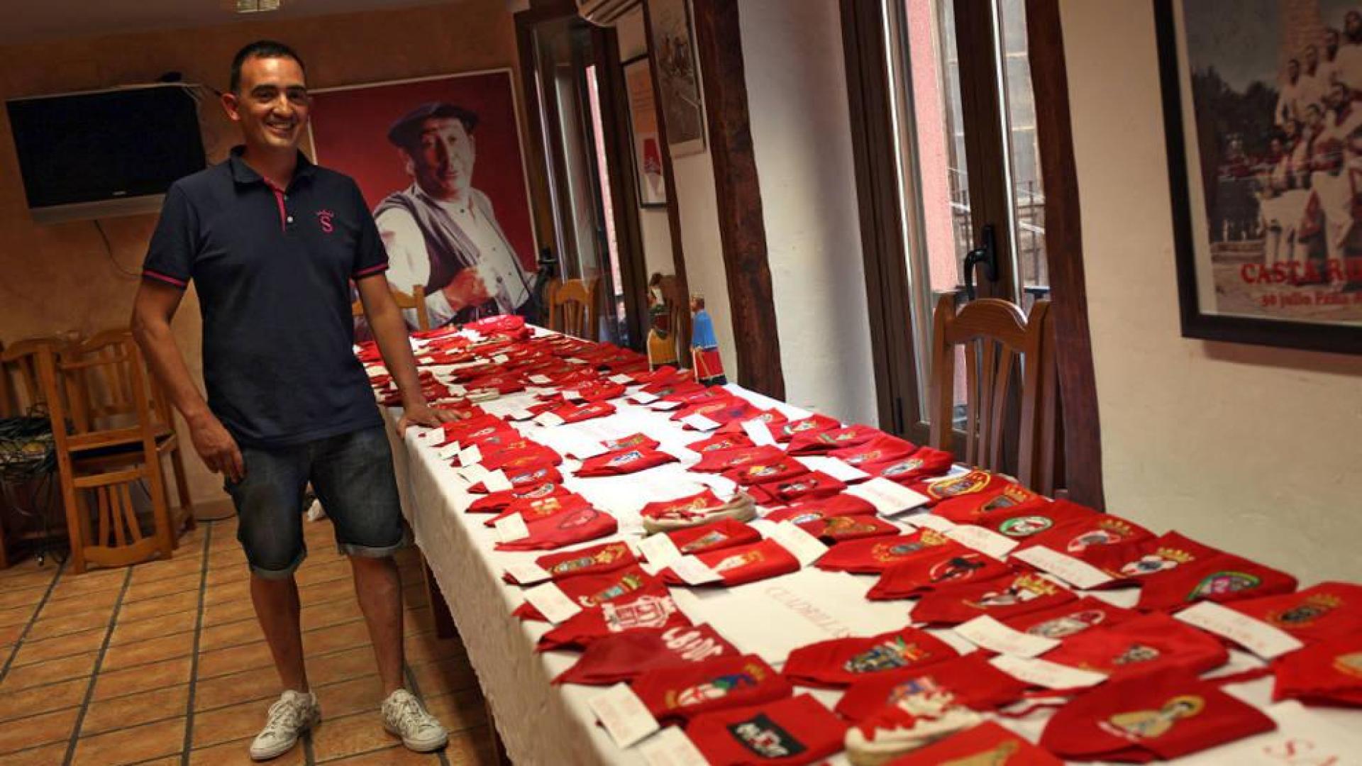 Trescientos pañuelos rojos 'de exposición'