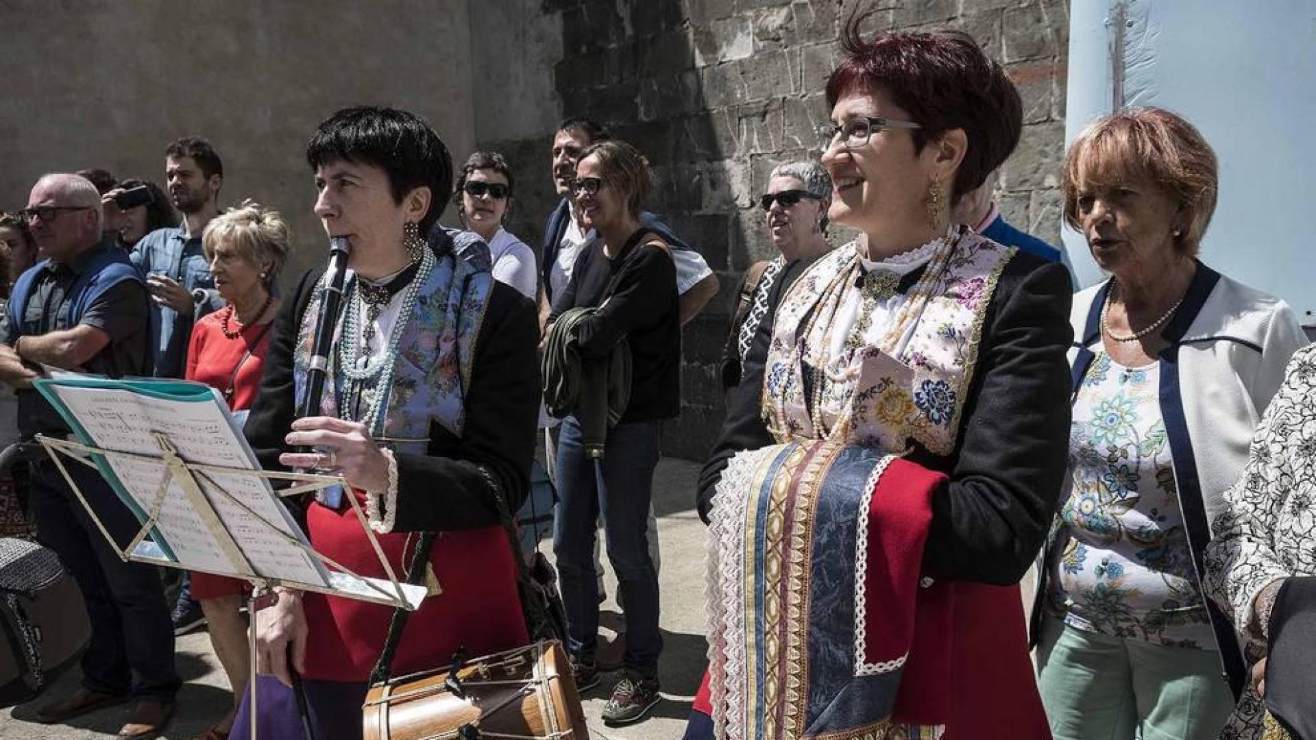 Danzas propias del valle, decenas de personas vistiendo coloristas trajes roncaleses, el baile de la bandera del pueblo...