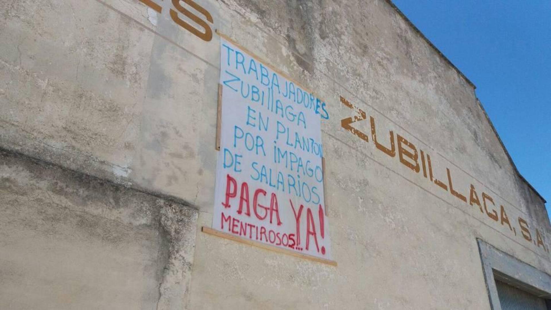 Cartel colocado por la plantilla en la fachada de la empresa.
