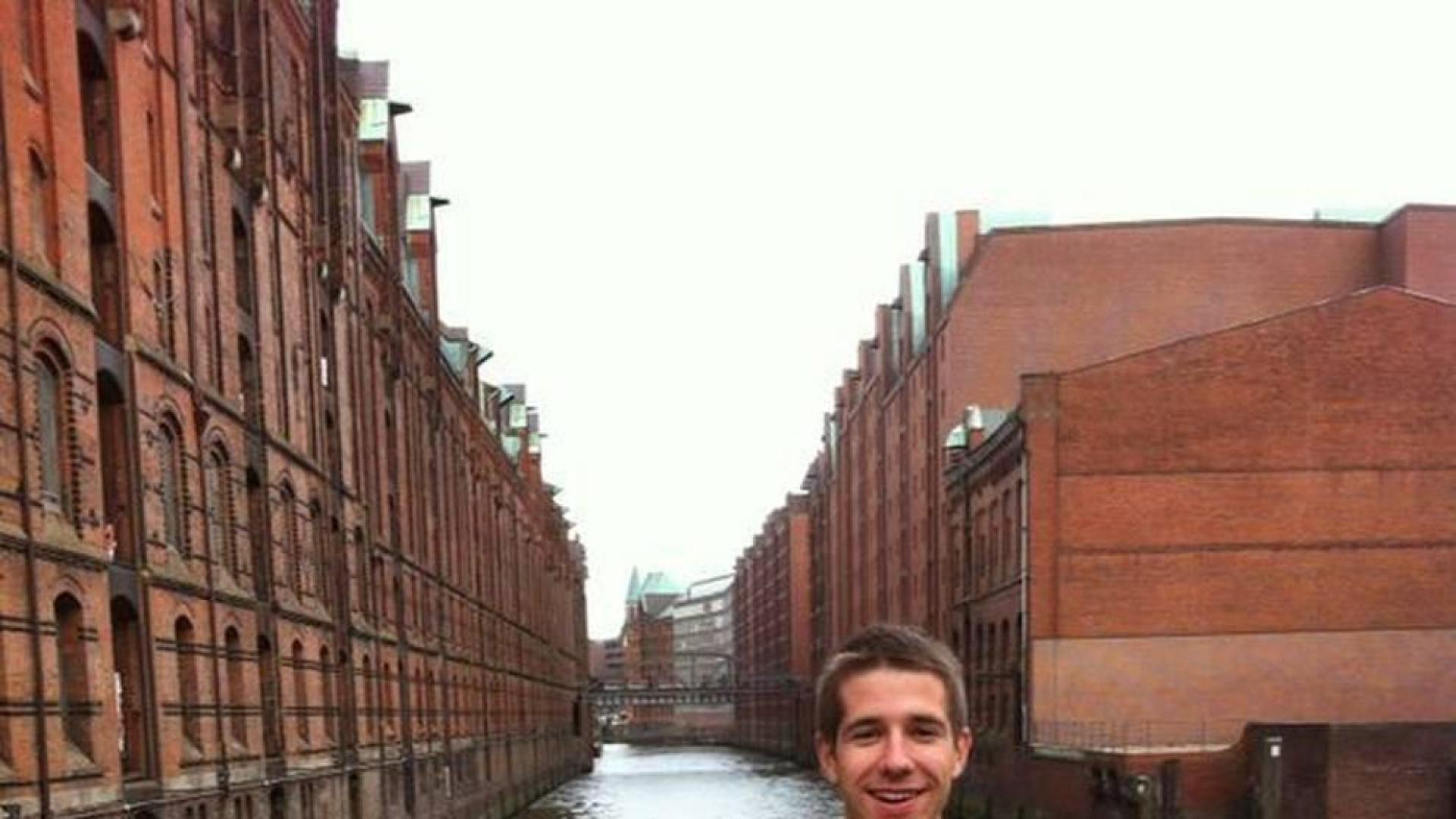 El agoizko Daniel Barcos Beortegui posa junto a la antigua Ciudad Almacén de Hamburgo a orillas del río Elba.