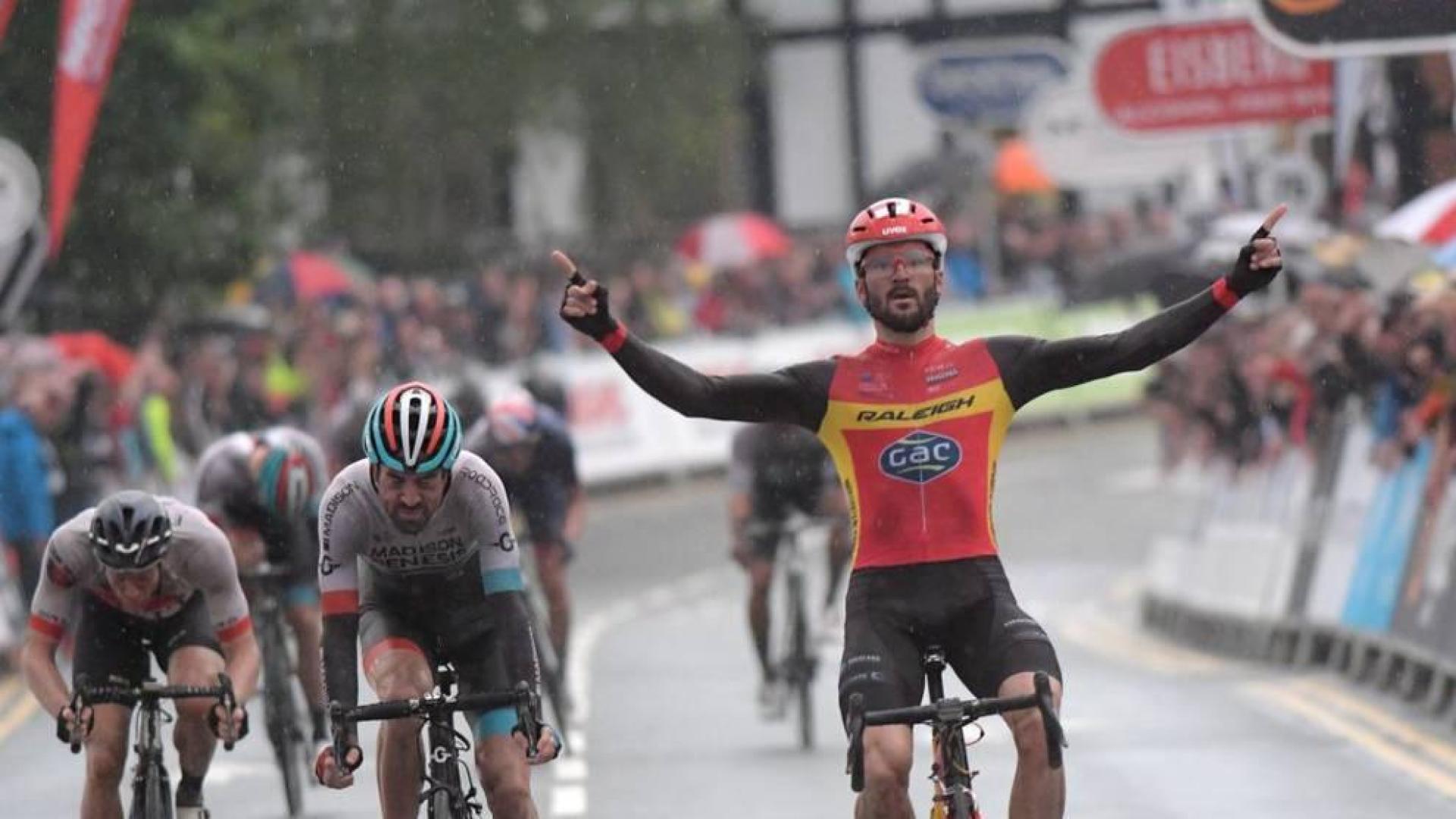 Enrique Sanz celebra su victoria en la carrera de Northwich. Ha sumado un buen número de puestos.