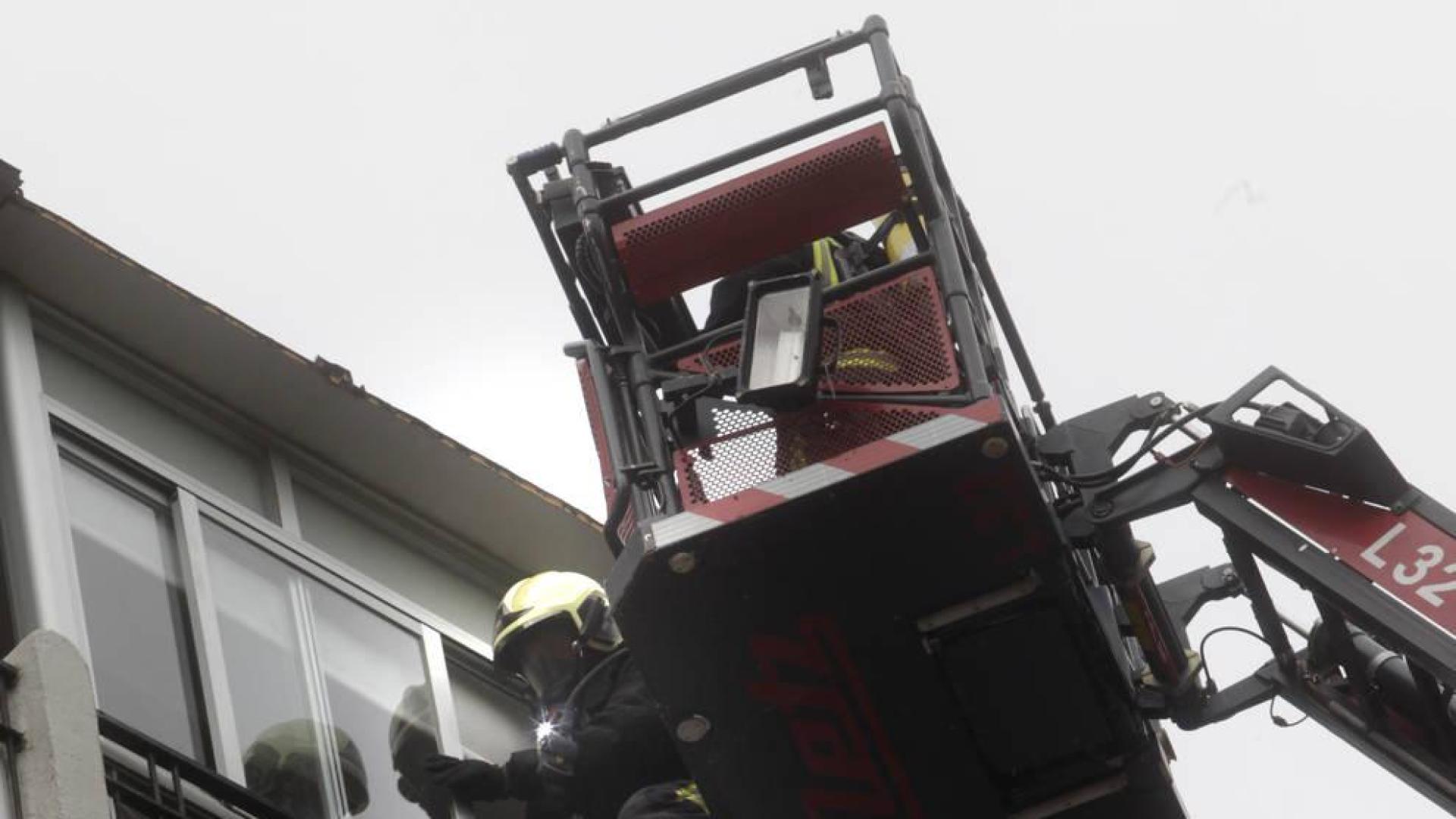 Desalojadas 20 viviendas en Pamplona por el incendio en un piso