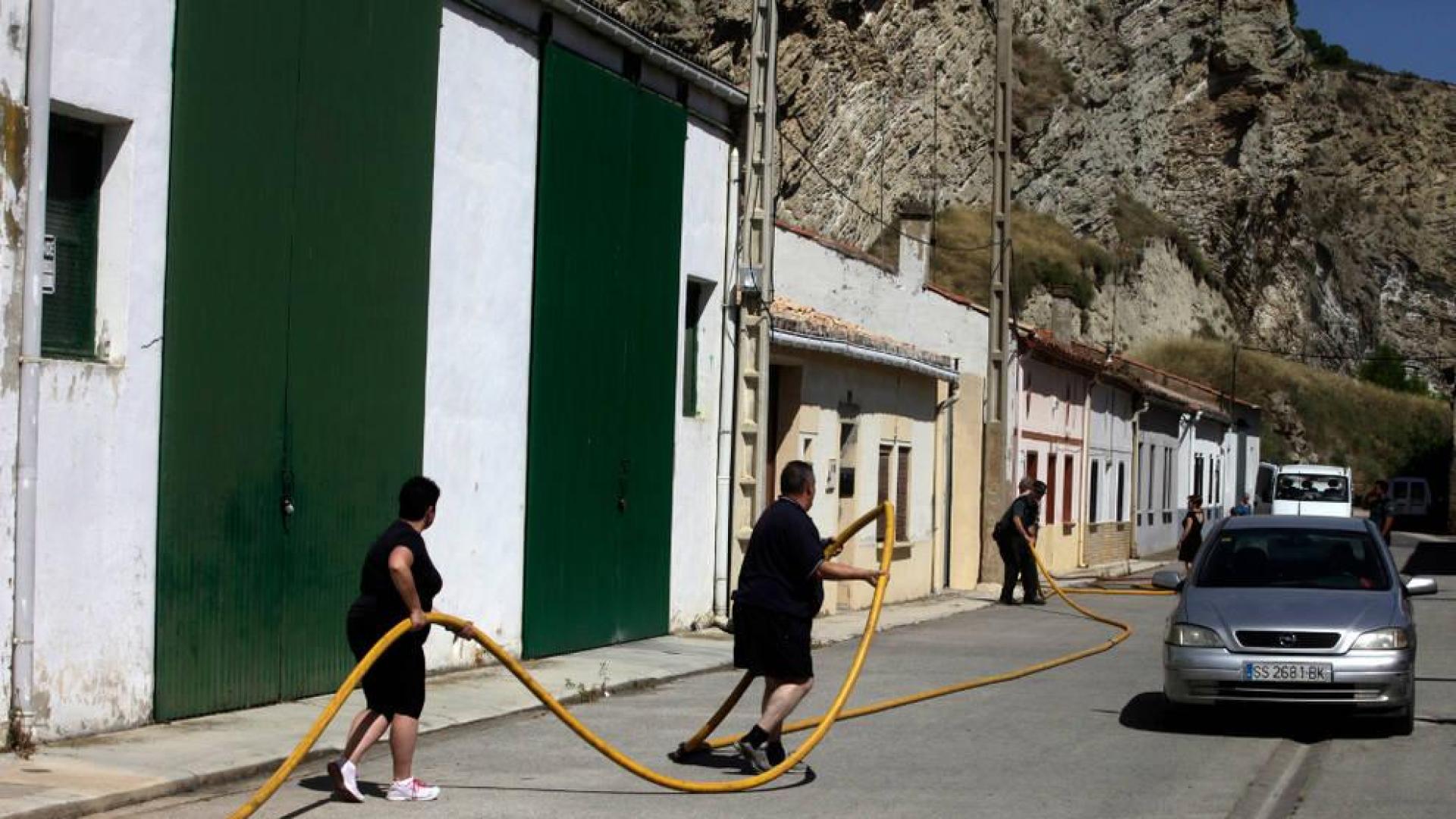 Falces, un pueblo unido contra el fuego