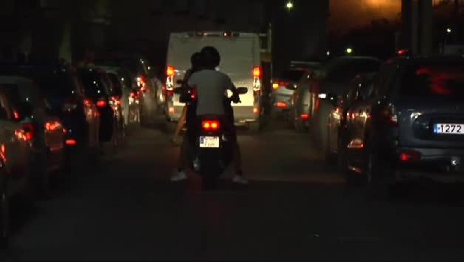 Rugidos de motor a la salida del hospital para despedir a Ángel Nieto
