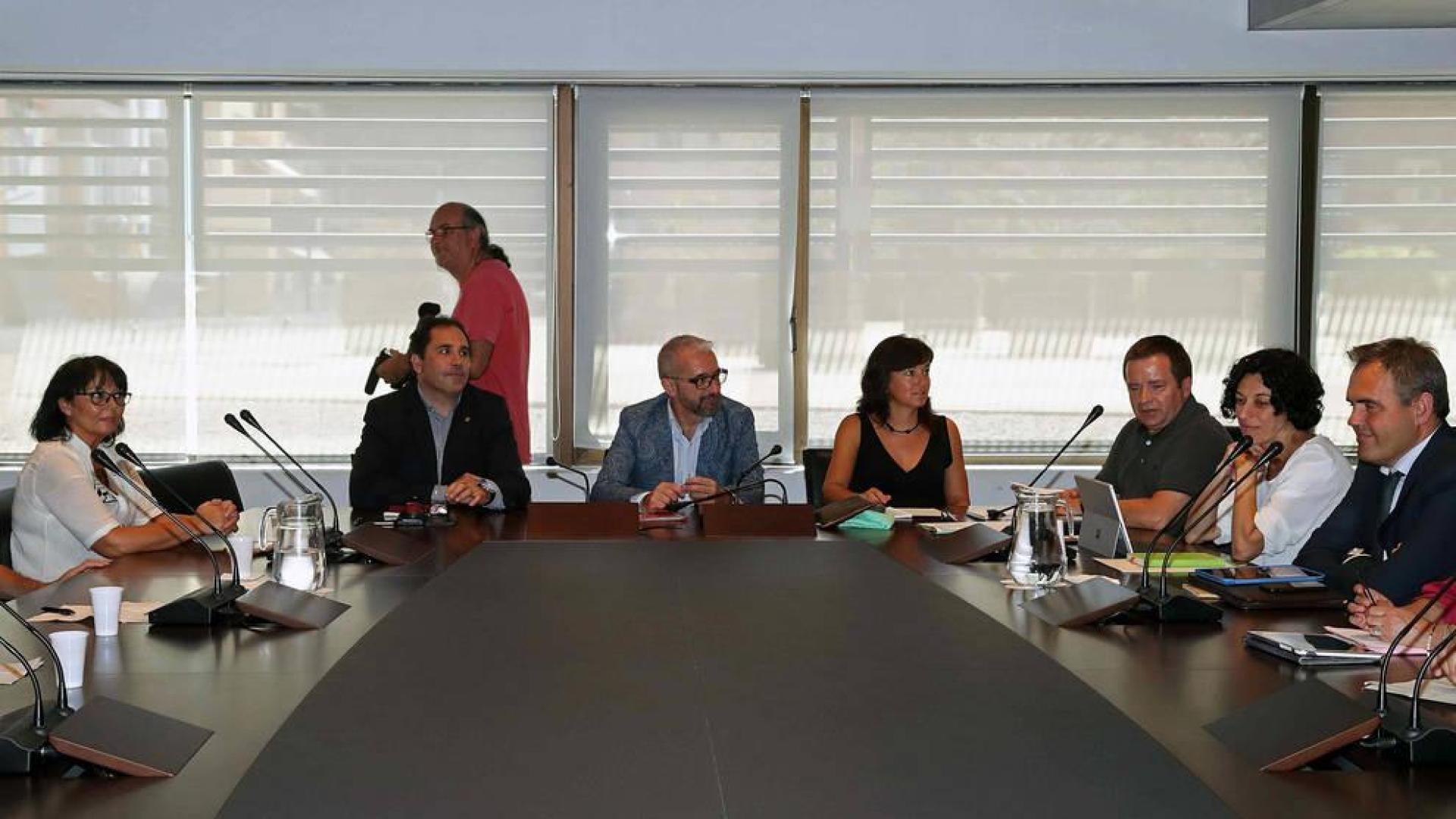 Largas colas en los controles el primer día de huelga en el aeropuerto de El Prat