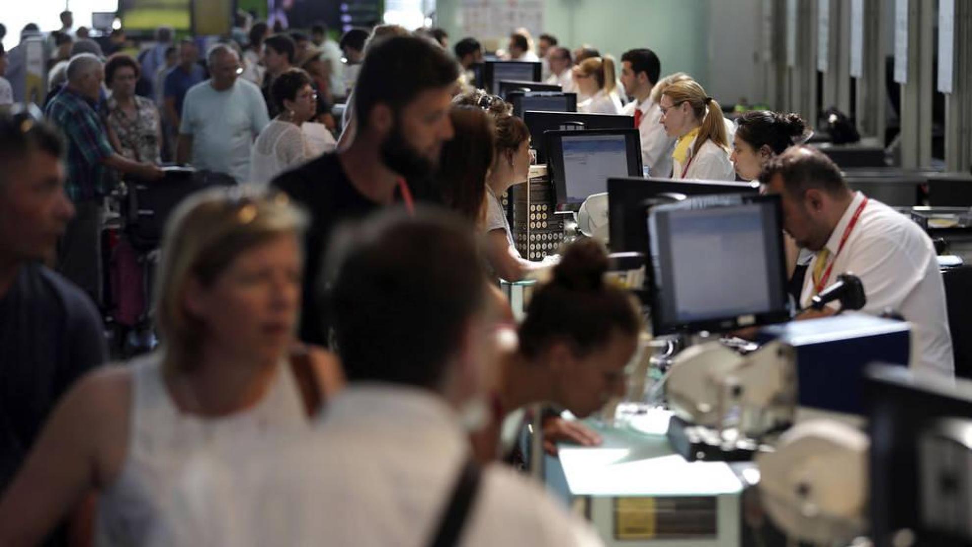Colas de hasta 40 minutos de espera en las primeras horas de huelga en El Prat
