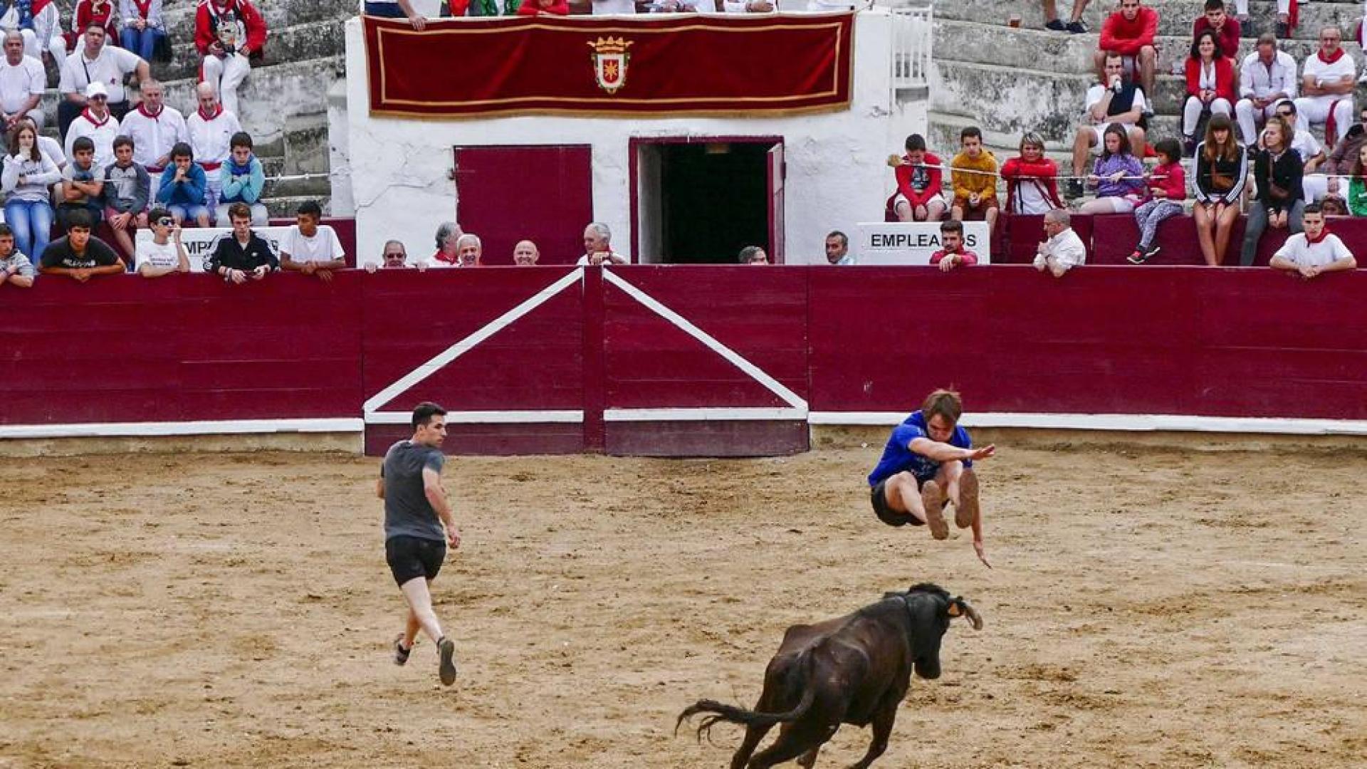Mozos por los aires en las vaquillas