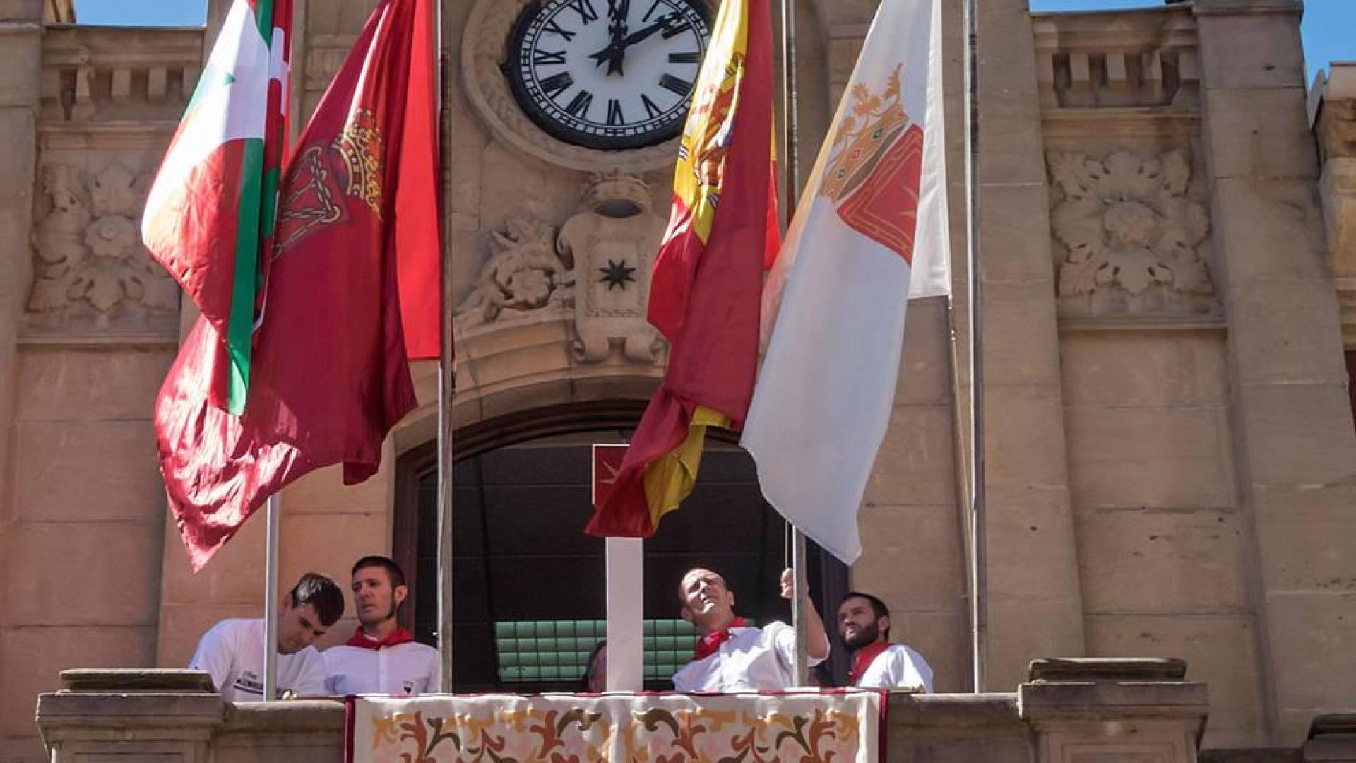 La Delegación denuncia a Bera y Olazagutia por poner la ikurriña