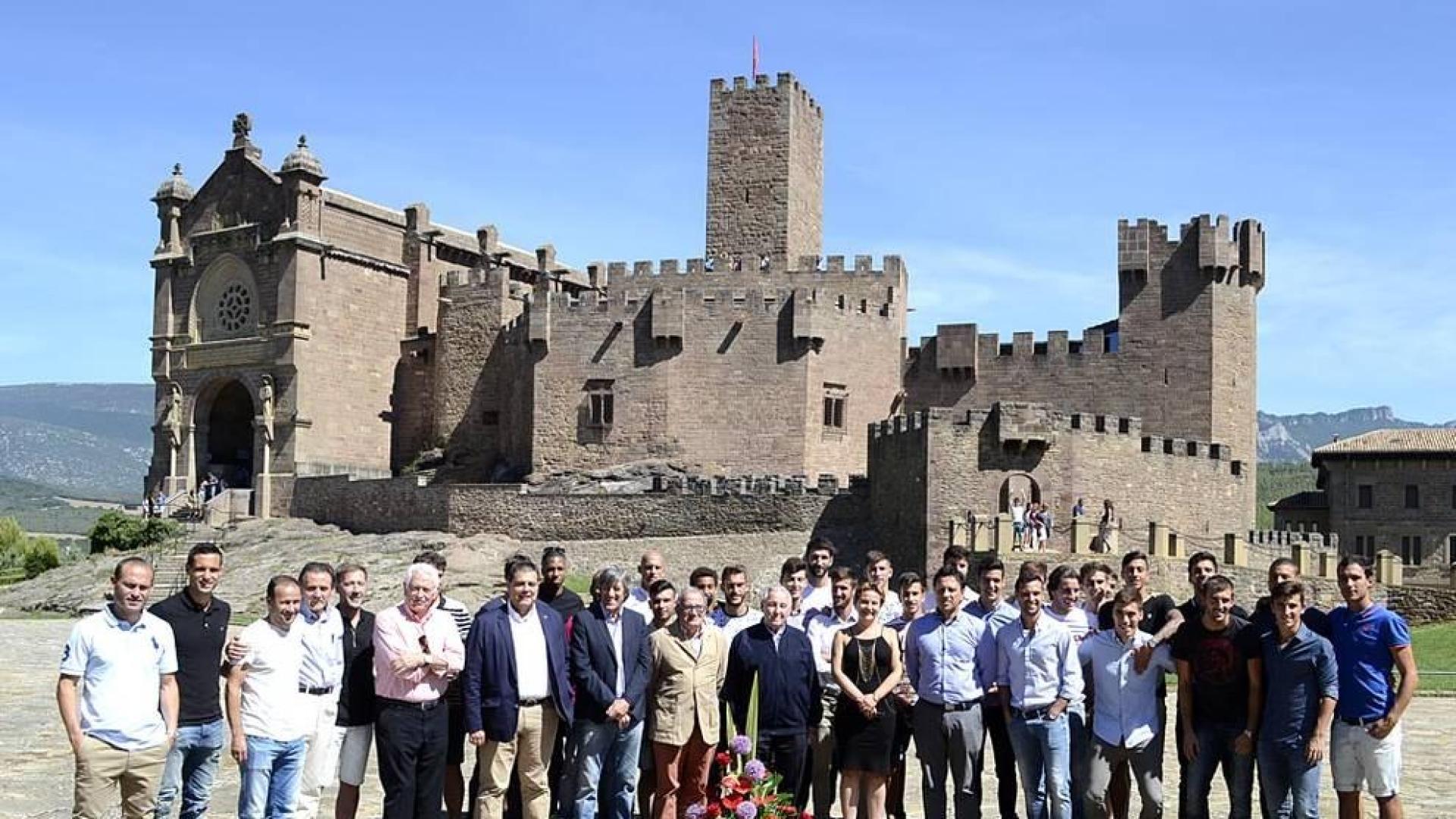 La plantilla y la directiva han cumplido con la tradición en el castillo de Javier.
