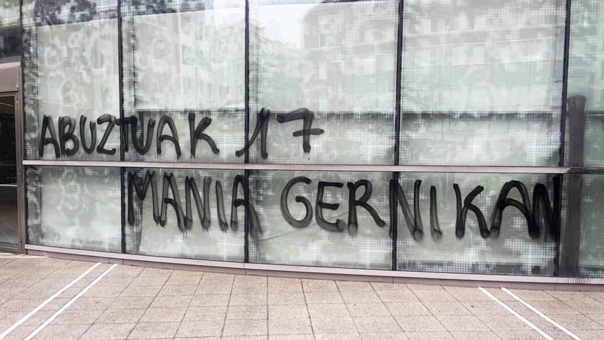 Aparecen pintadas contra el turismo en la Agencia Vasca de Turismo en Bilbao