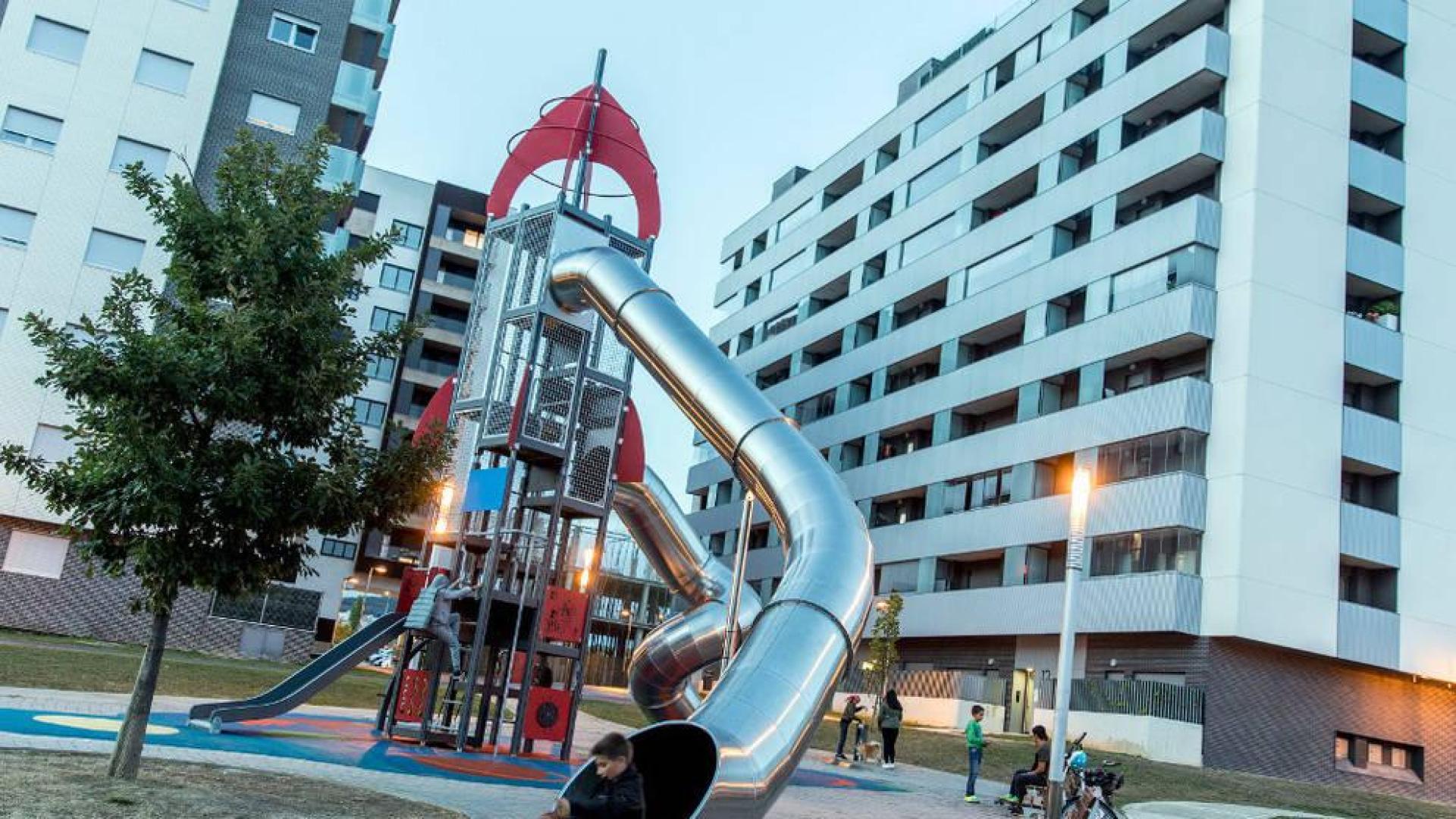Auxilian a una niña bloqueada en un parque de Erripagaña