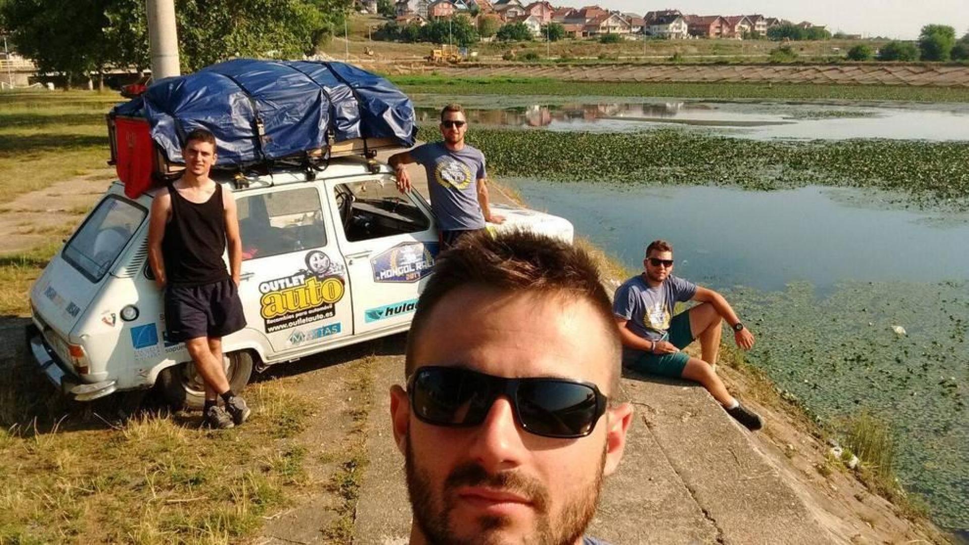 En primer plano, Fernando Vallejo, detrás, de izquierda a derecha, Javier Orbaiceta, Javier Rodríguez y Jorge González en Serbia.
