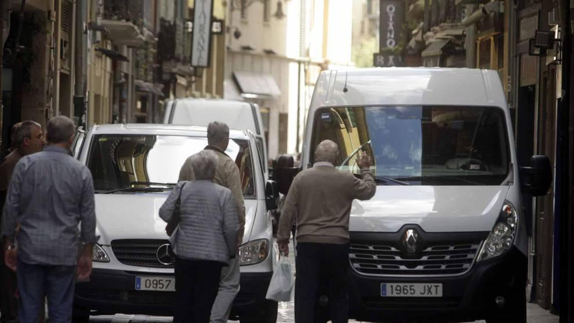 Imágenes de los problemas que genera la carga y descarga en el Casco Viejo de Pamplona.