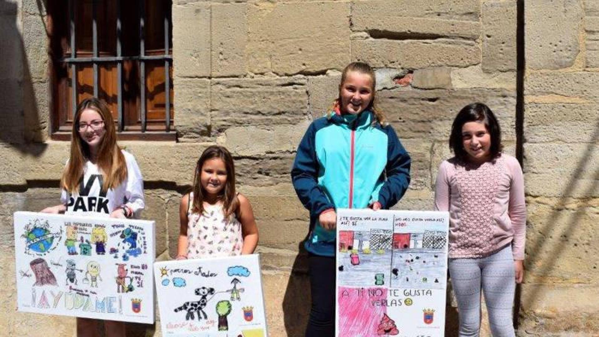 Las ganadoras del concurso con las imágenes que se colocaron ayer en  Los Arcos.