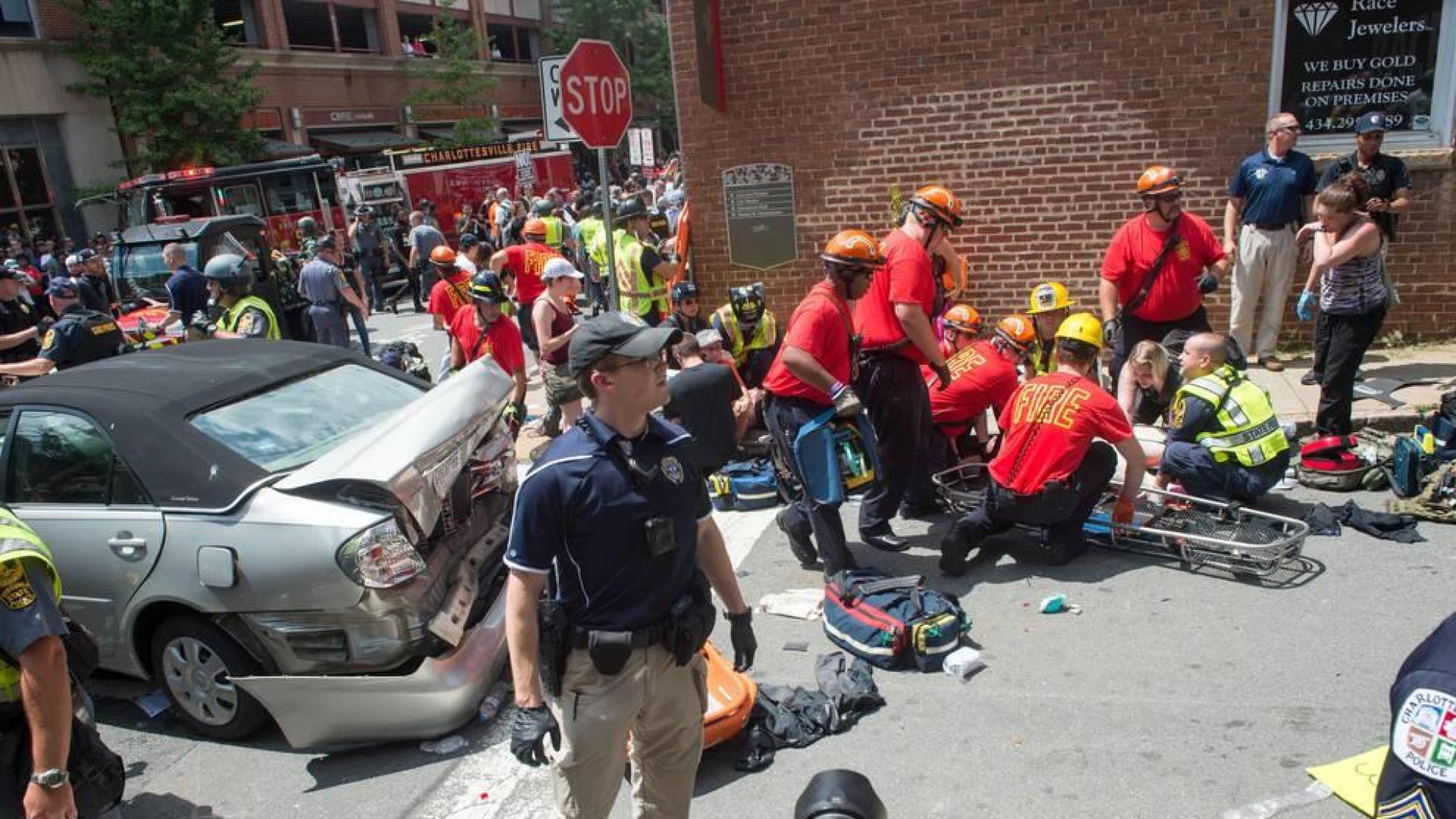 Un coche arrolla a grupo personas en Virginia tras marcha supremacista