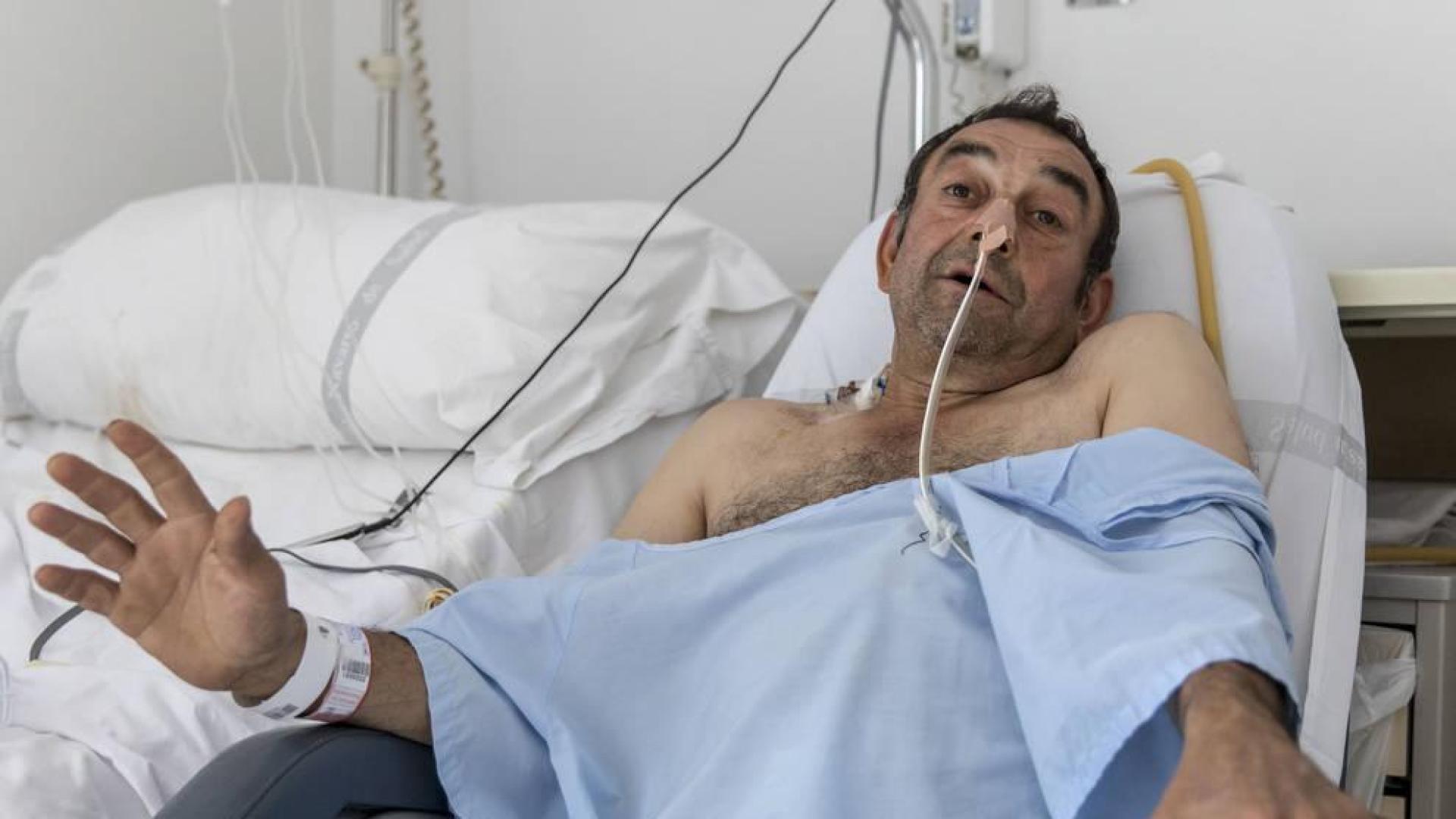 Juan José Navarlaz Hernández, de 56 años, pasó ayer a planta del Complejo Hospitalario de Navarra, donde se recupera.
