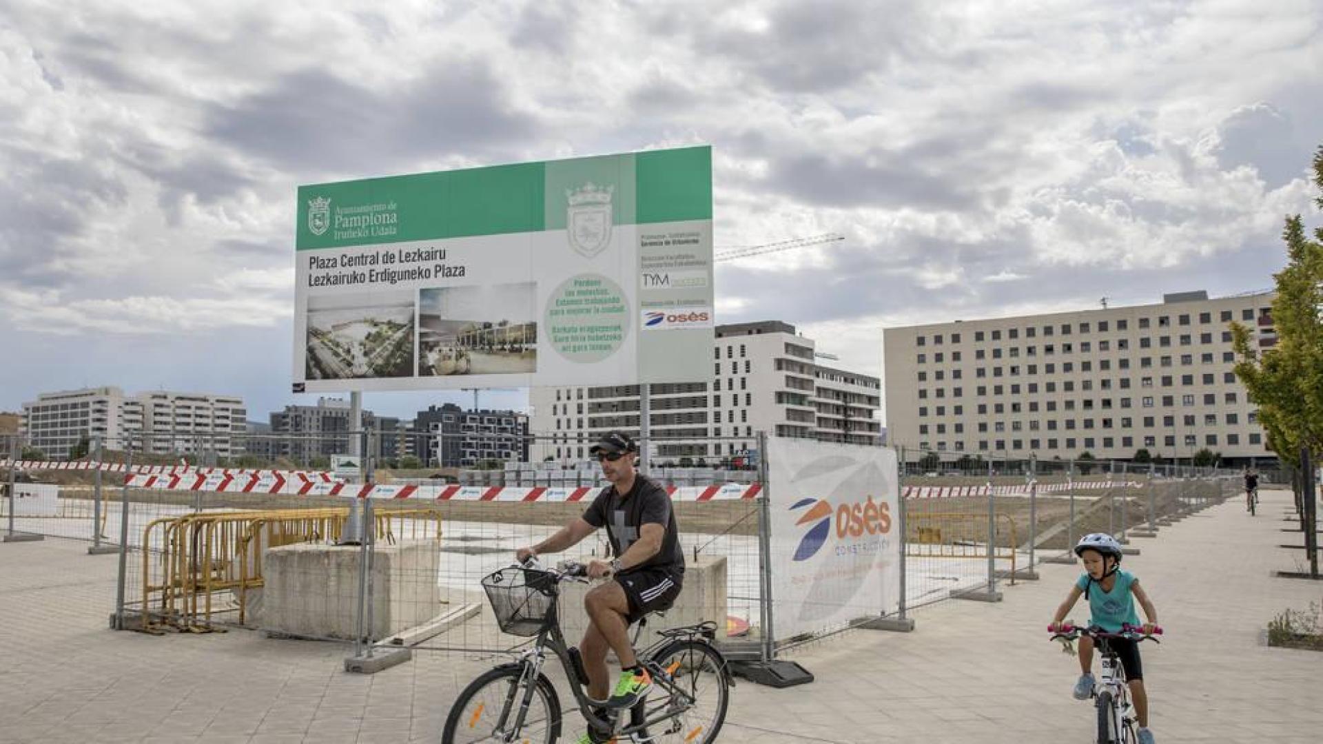 La futura gran plaza de Lezkairu, paralizada desde hace 15 meses, volverá a tener actividad para su conclusión.