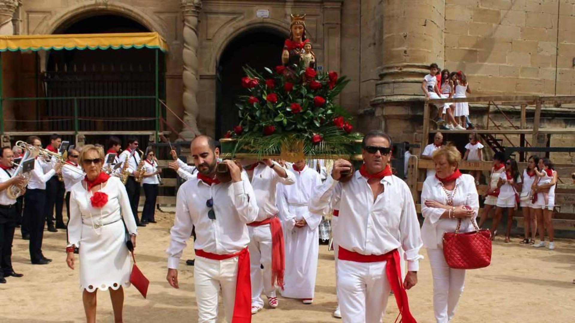 Imágenes de la procesión de la Virgen de la Asunción y la Banda de Música.