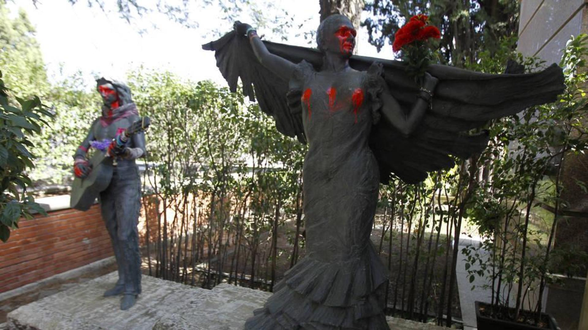 Arrojan pintura a las estatuas de Lola y Antonio Flores del cementerio de la Almudena