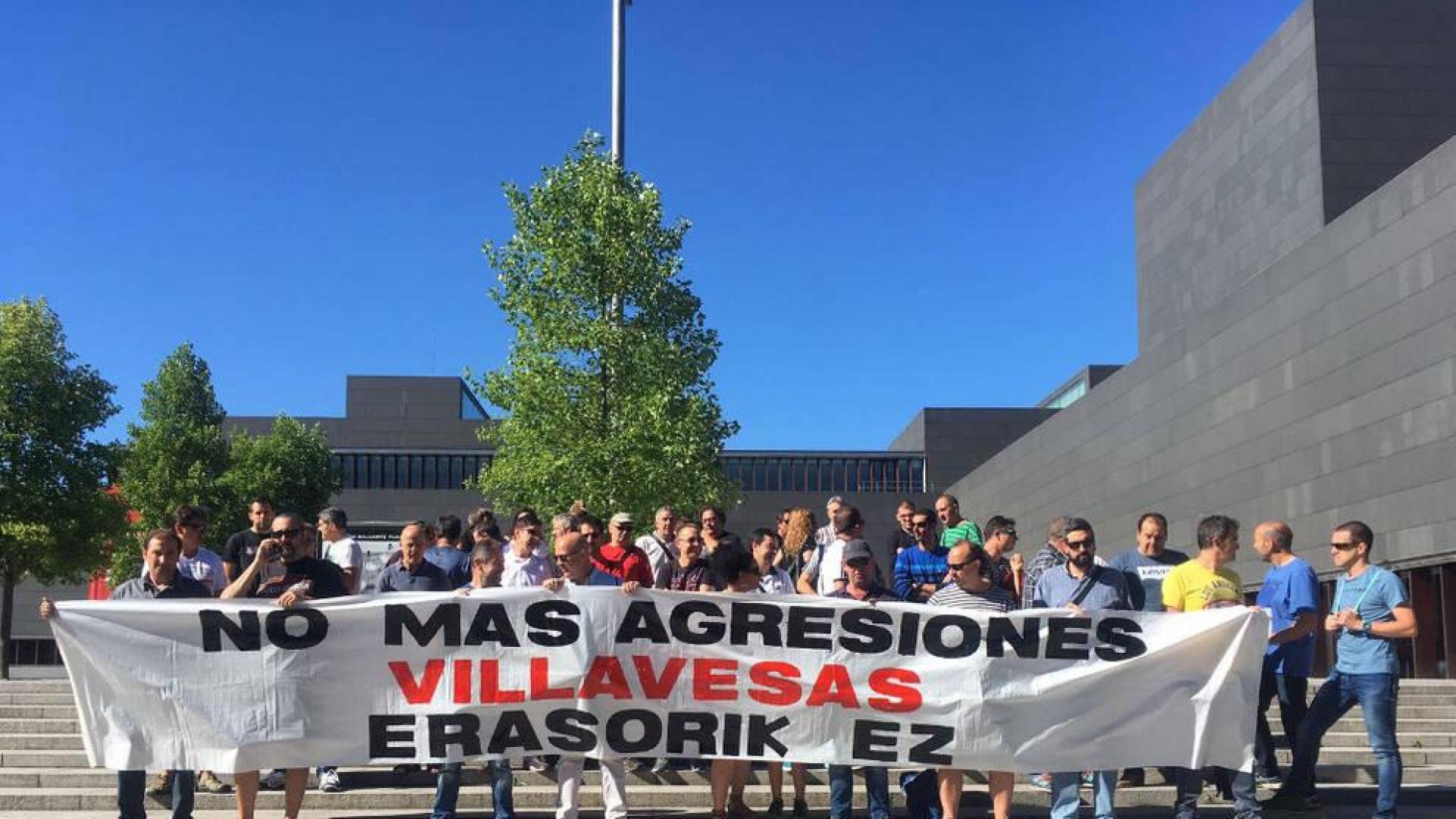 Una concentración muestra su rechazo a las agresiones a los chóferes de las villavesas